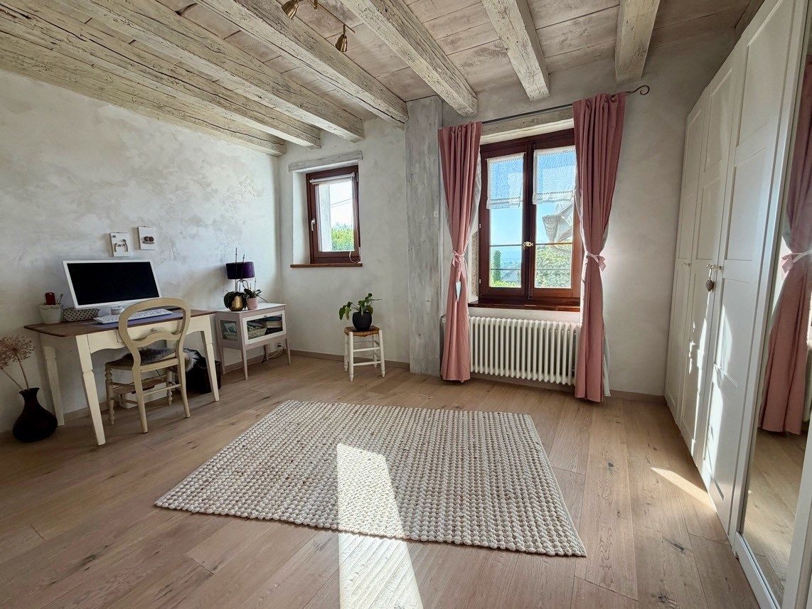 Heller Wohnraum mit Holzdeckenbalken