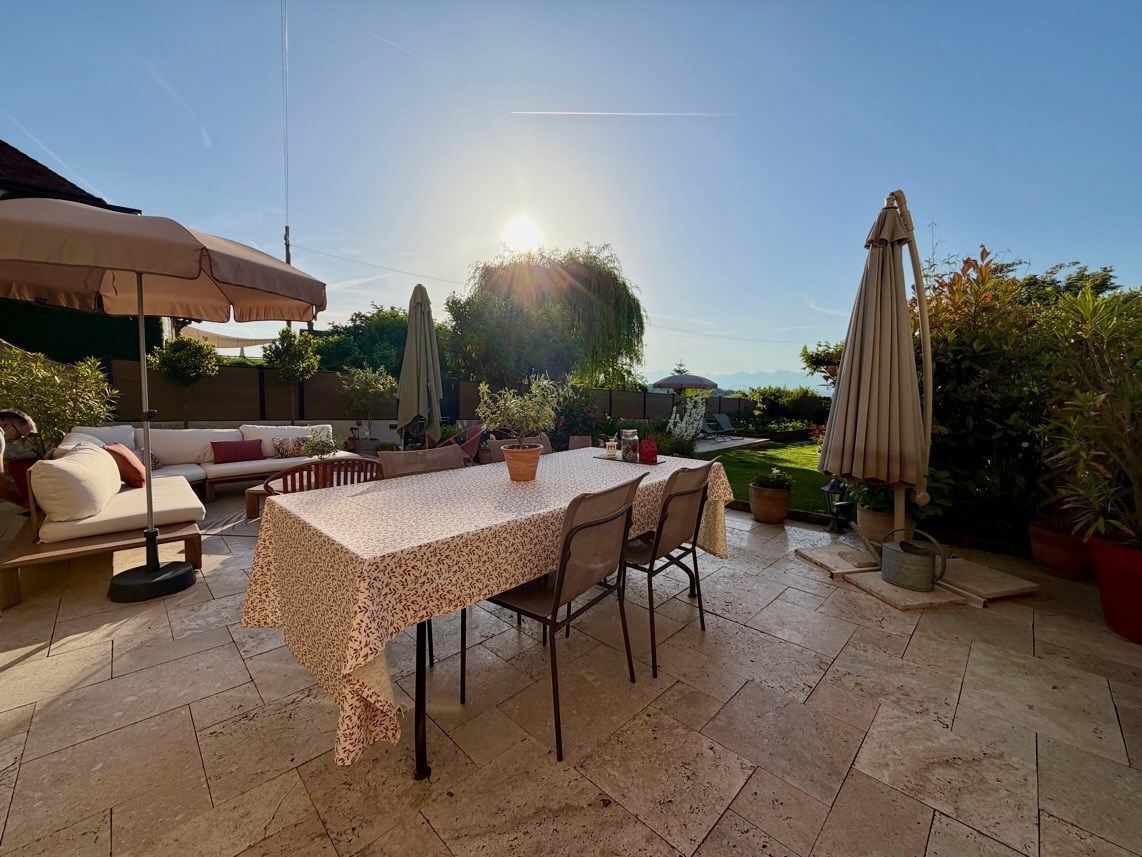Terrasse mit Gartenlounge und Esstisch