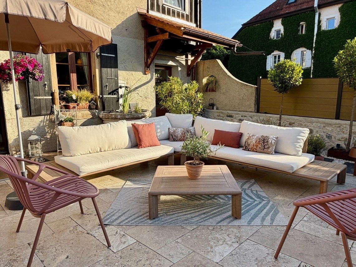 Gemütliche Terrassenlounge im Innenhof