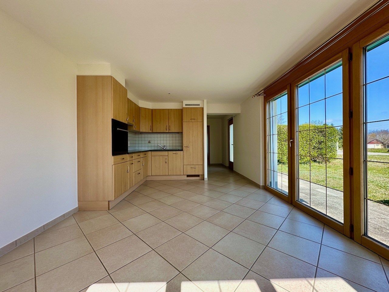Helle Wohnküche mit Terrassenblick