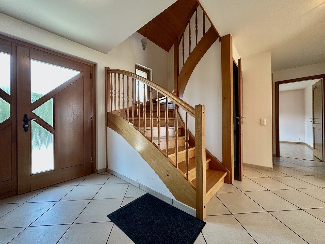 Eingangsbereich mit Holztreppe