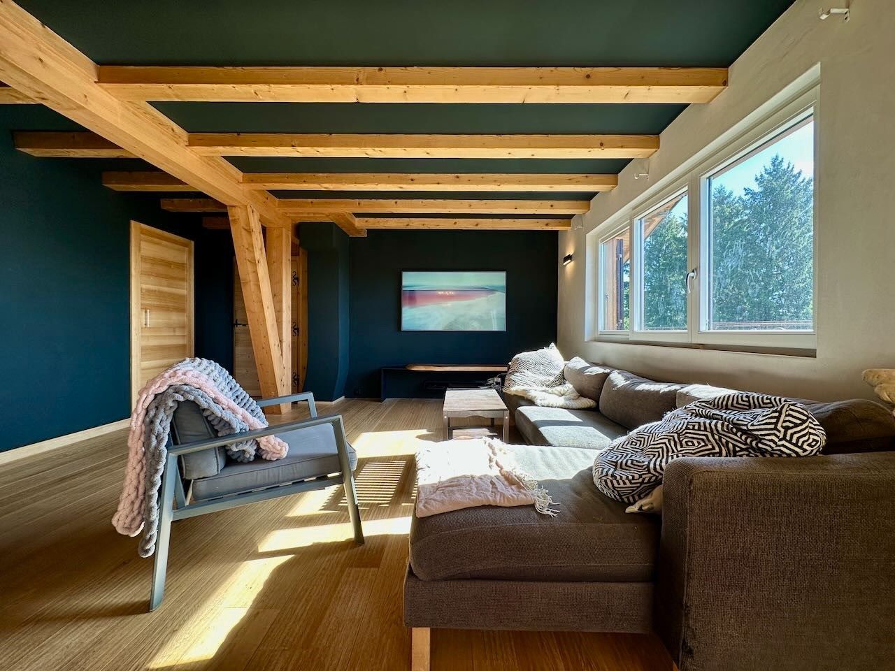 Helles Wohnzimmer mit Holzbalkendecke