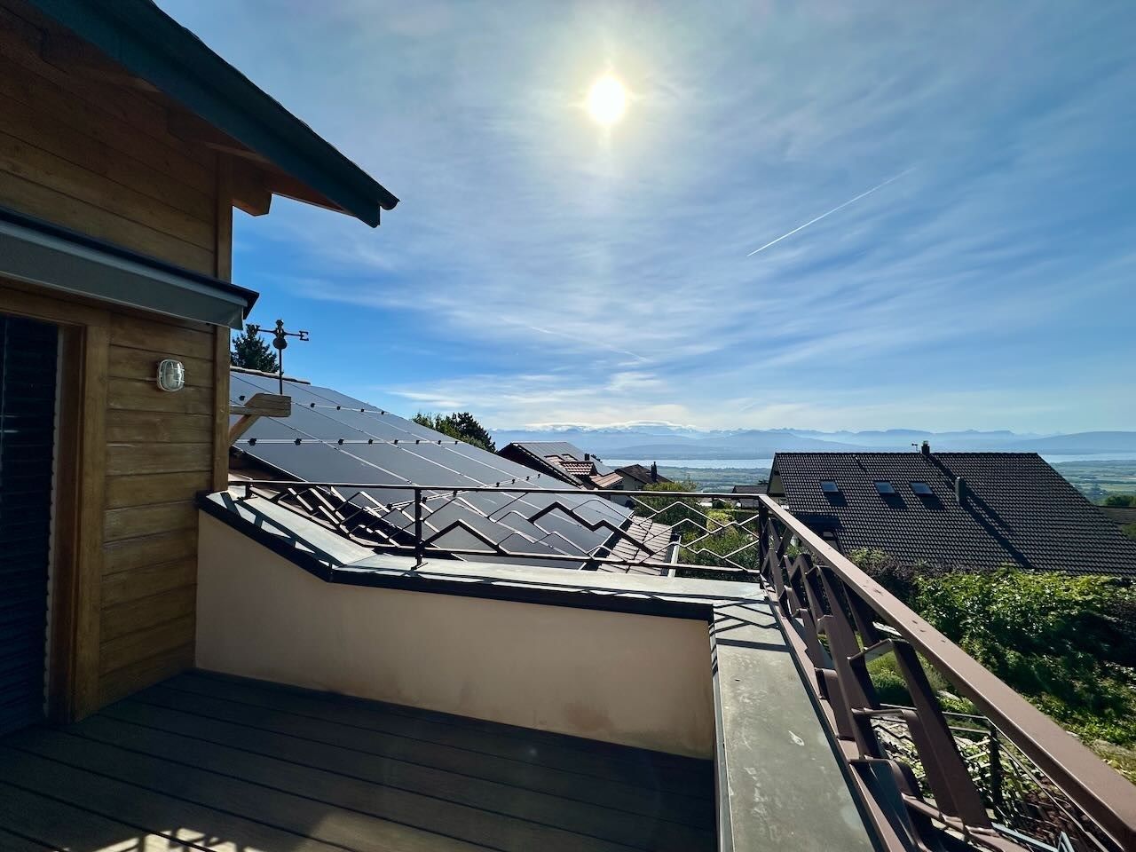 Balkon mit Berg- und Seeblick