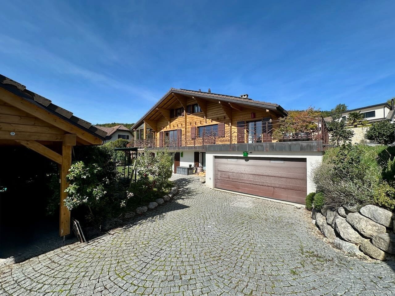 Holzhaus mit Garagenzufahrt