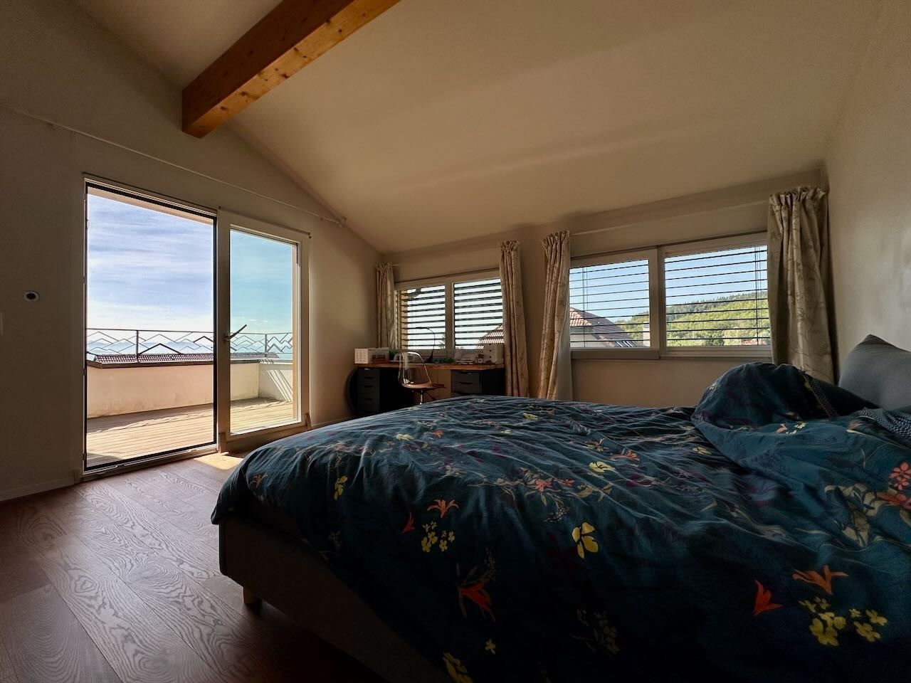 Helles Schlafzimmer mit Terrasse und Bergblick