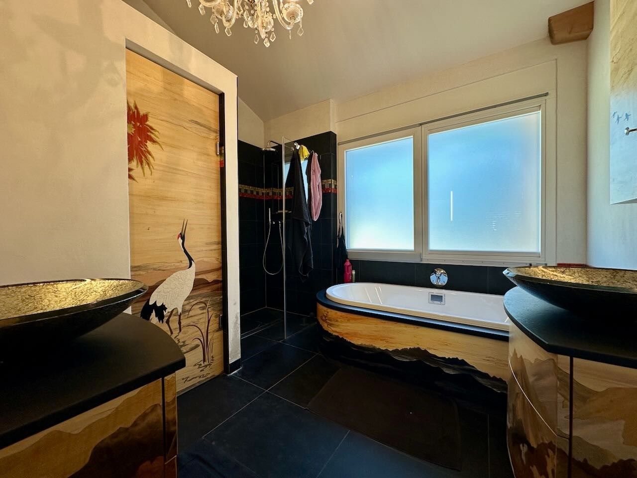 Exotisches Badezimmer mit freistehender Wanne