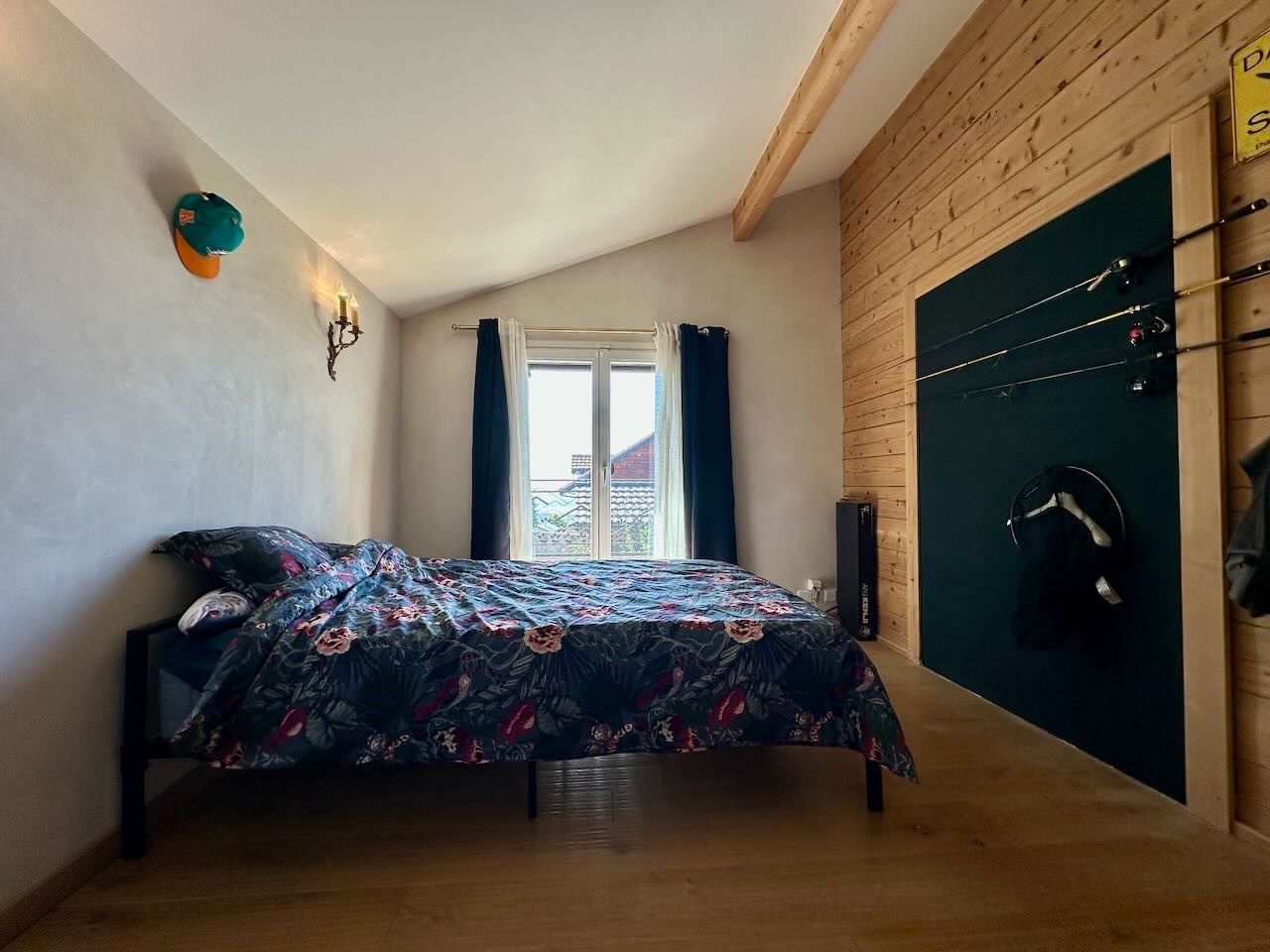 Schlafzimmer mit Holzakzenten
