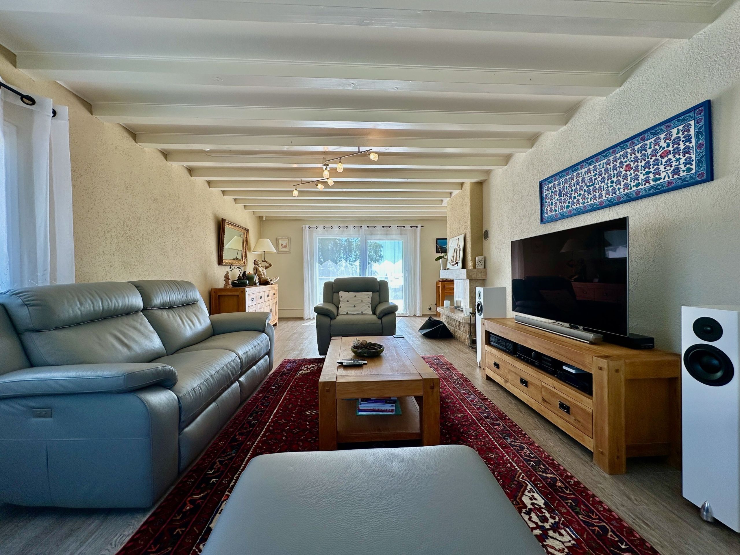 Wohnzimmer mit Kamin und Blick ins Freie