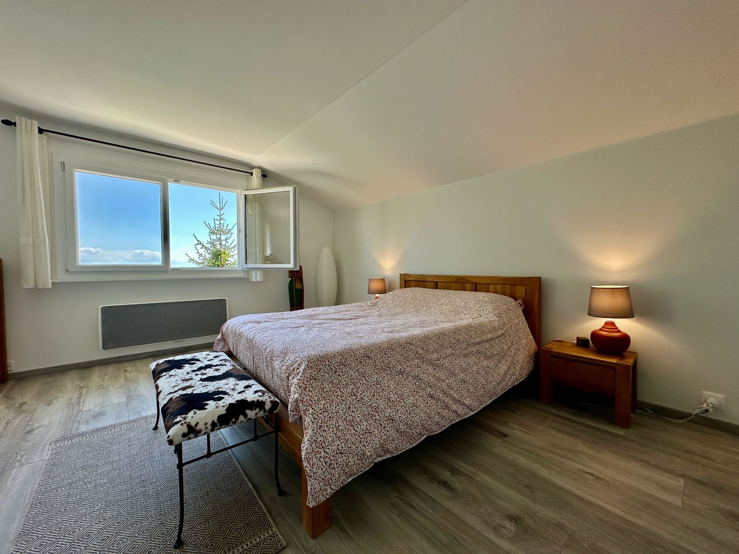 Helles Schlafzimmer mit Dachschräge und Ausblick
