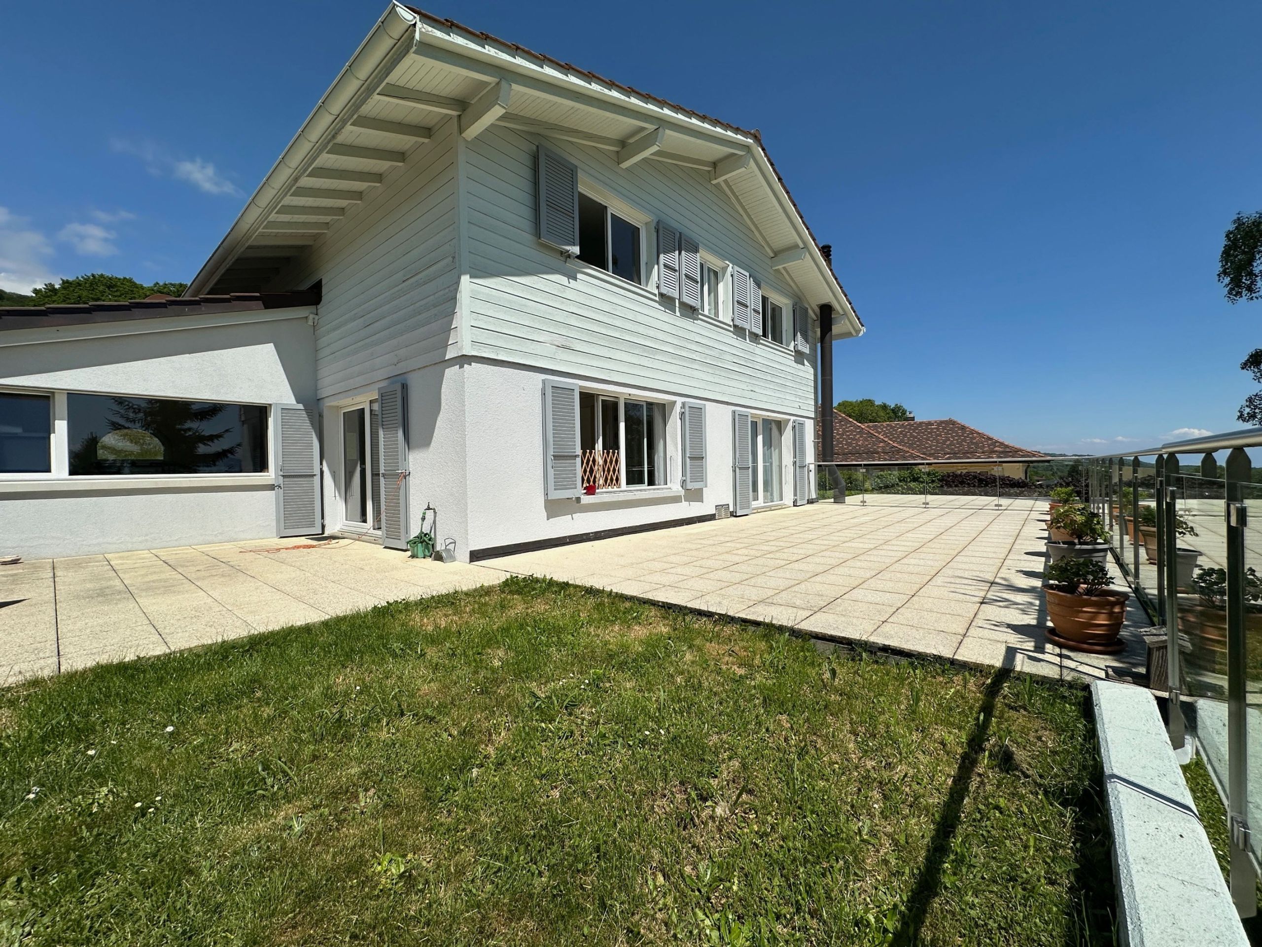 Außenansicht eines Einfamilienhauses mit Terrasse