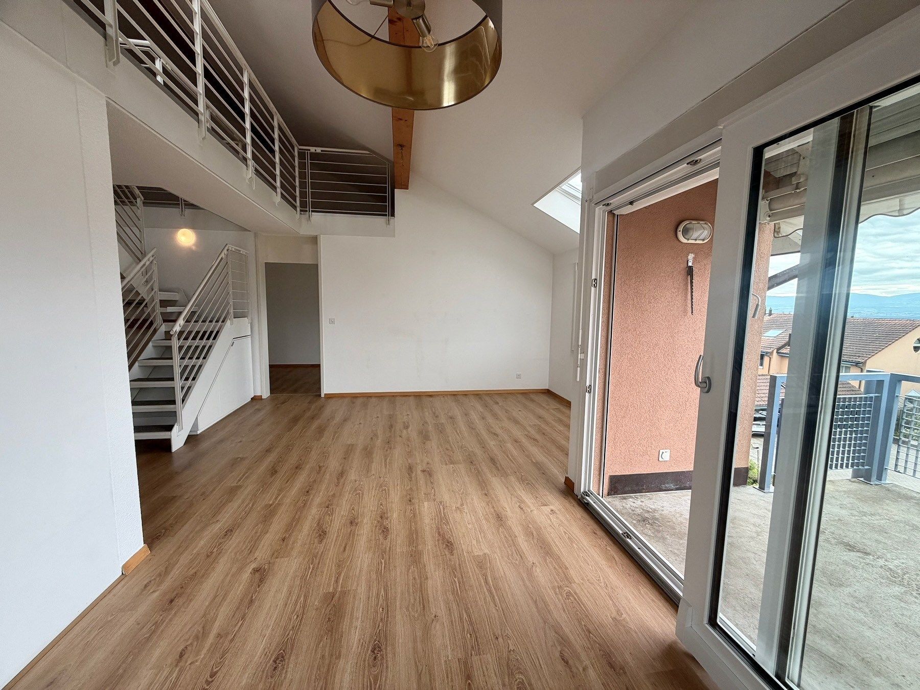 Helles Dachgeschosszimmer mit Terrasse