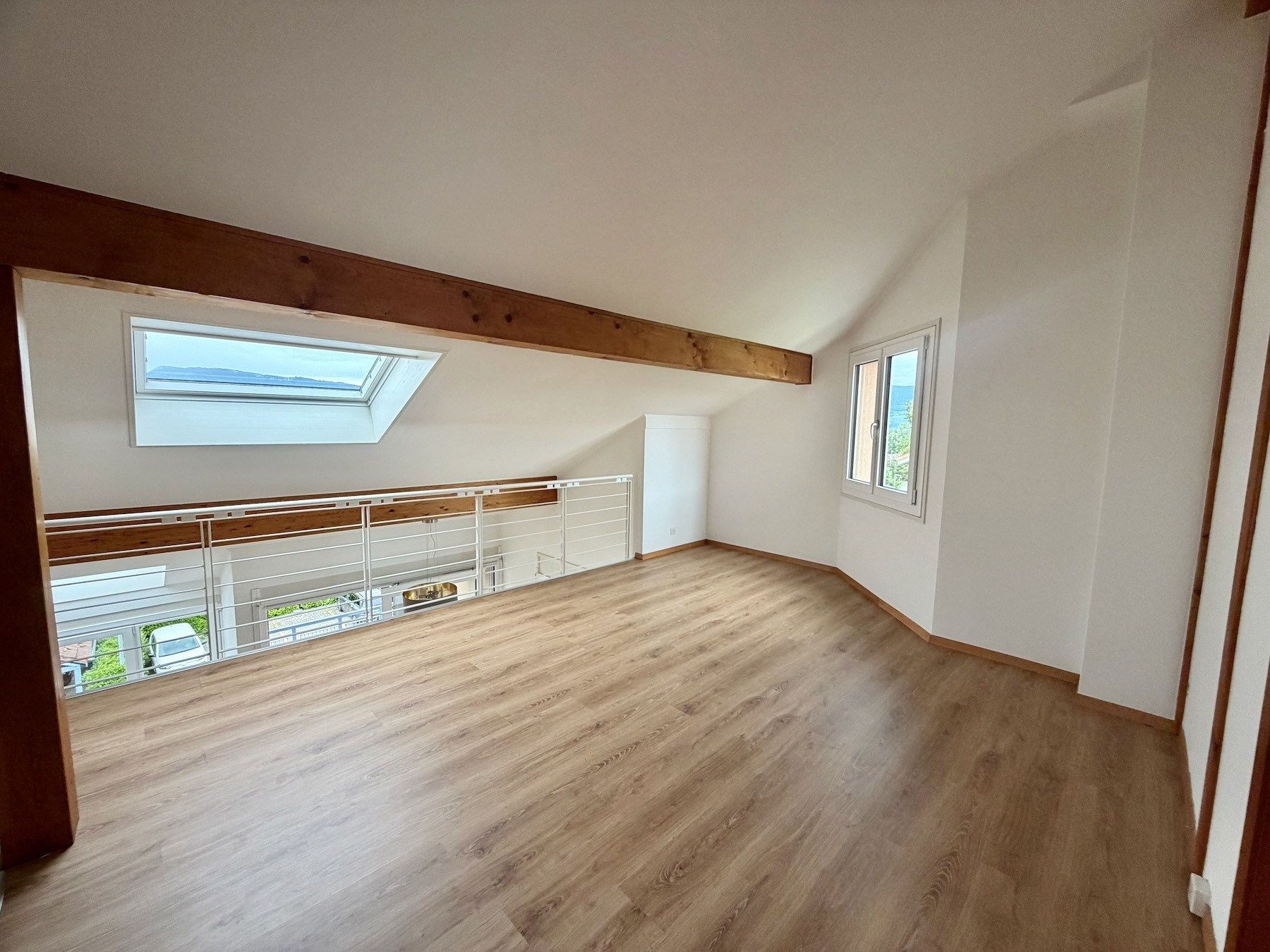 Offener Dachgeschossraum mit Galerie