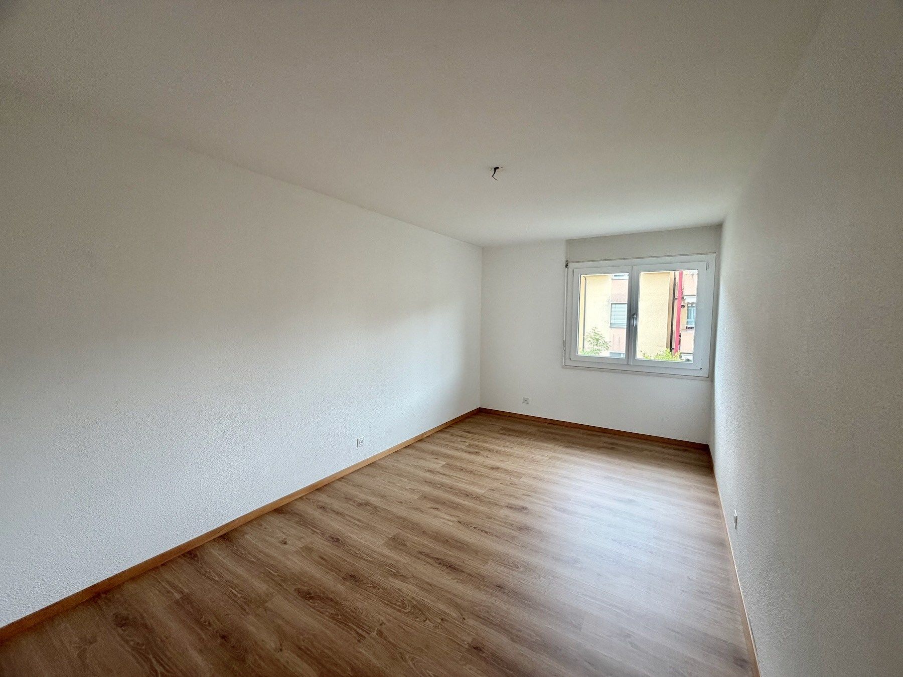 Heller leerer Raum mit Fenster