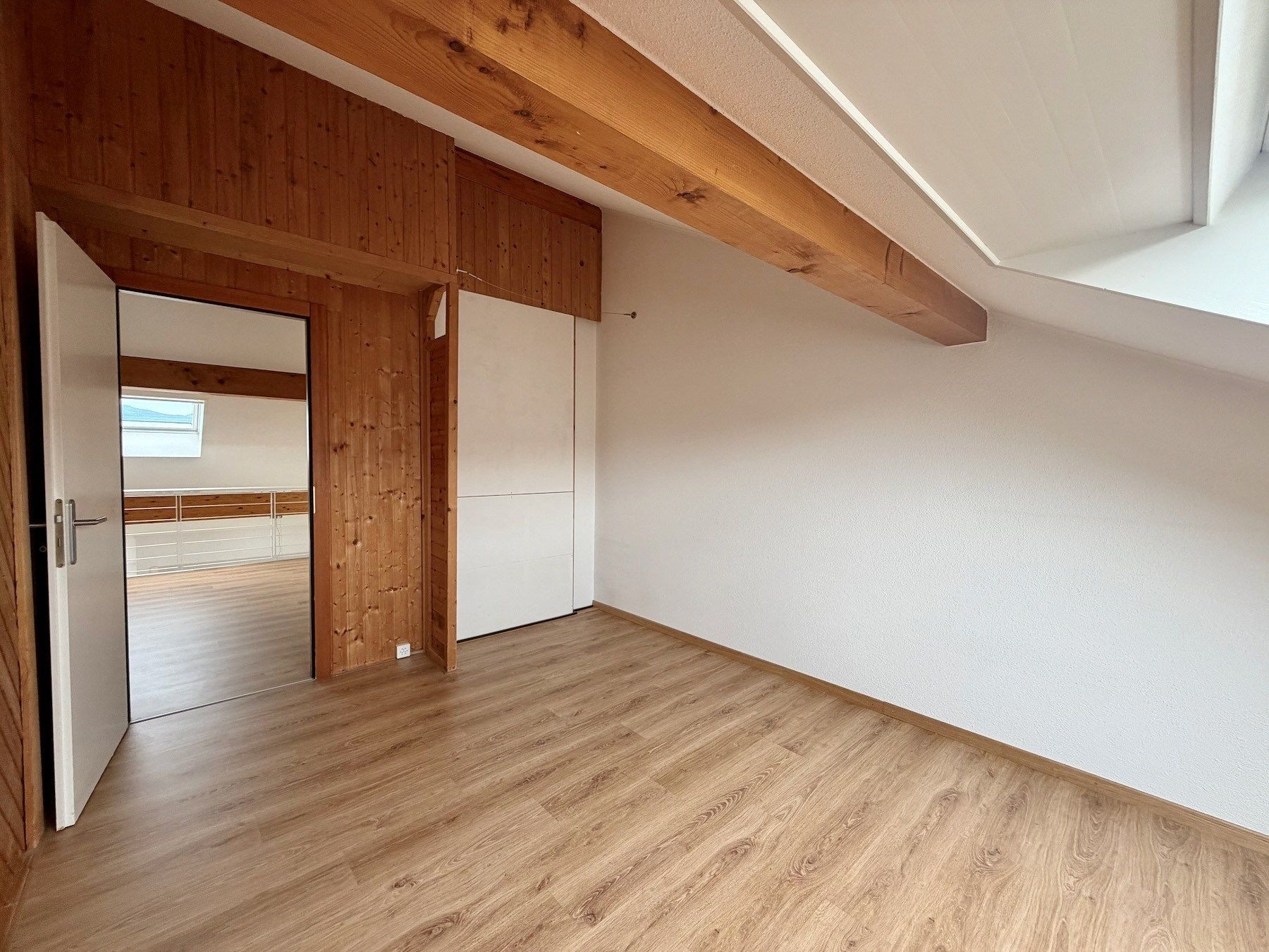 Heller Dachraum mit Holzbalken