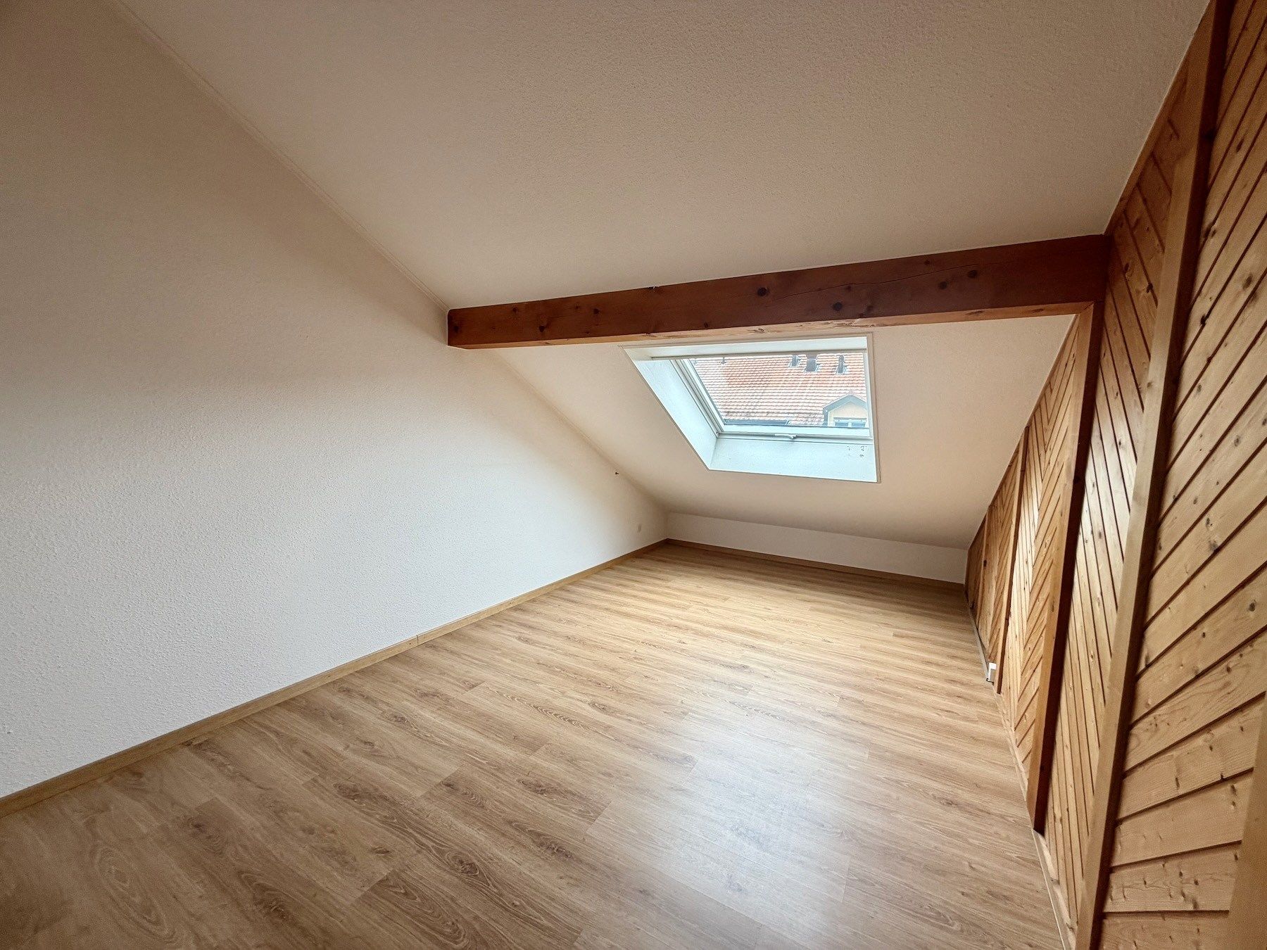 Dachgeschosszimmer mit Dachfenster