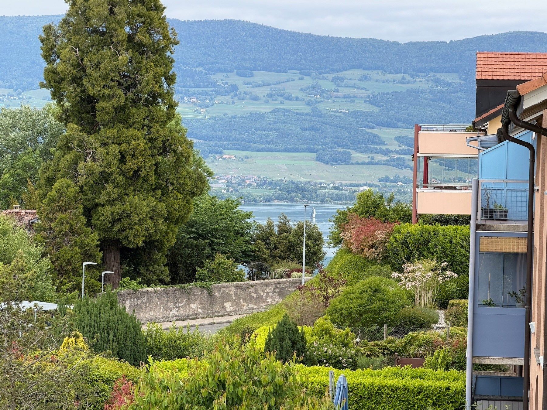 Blick auf See, Berge und Gartenanlage