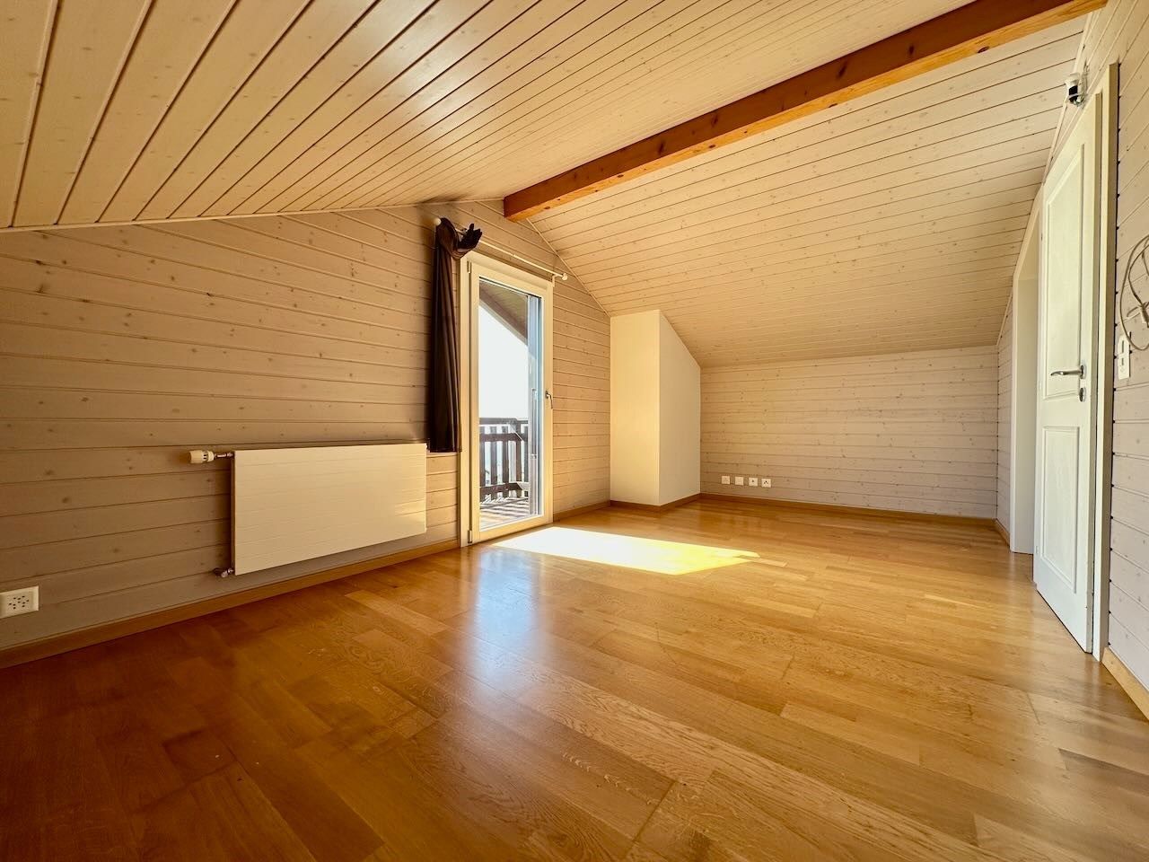 Helles Dachgeschosszimmer mit Holzverkleidung