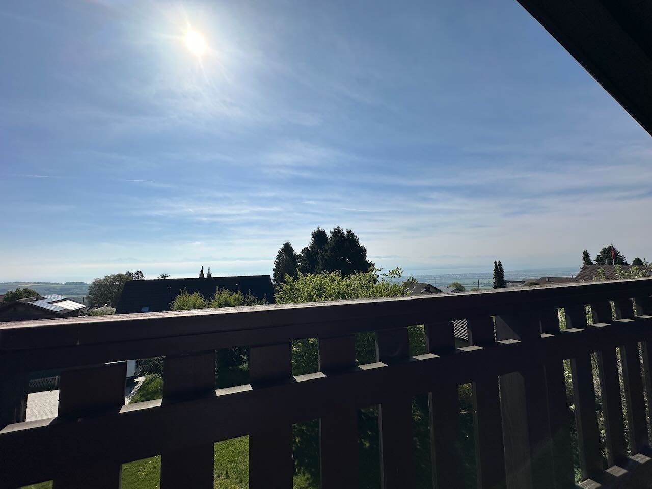 Balkonblick über Dächer und Landschaft