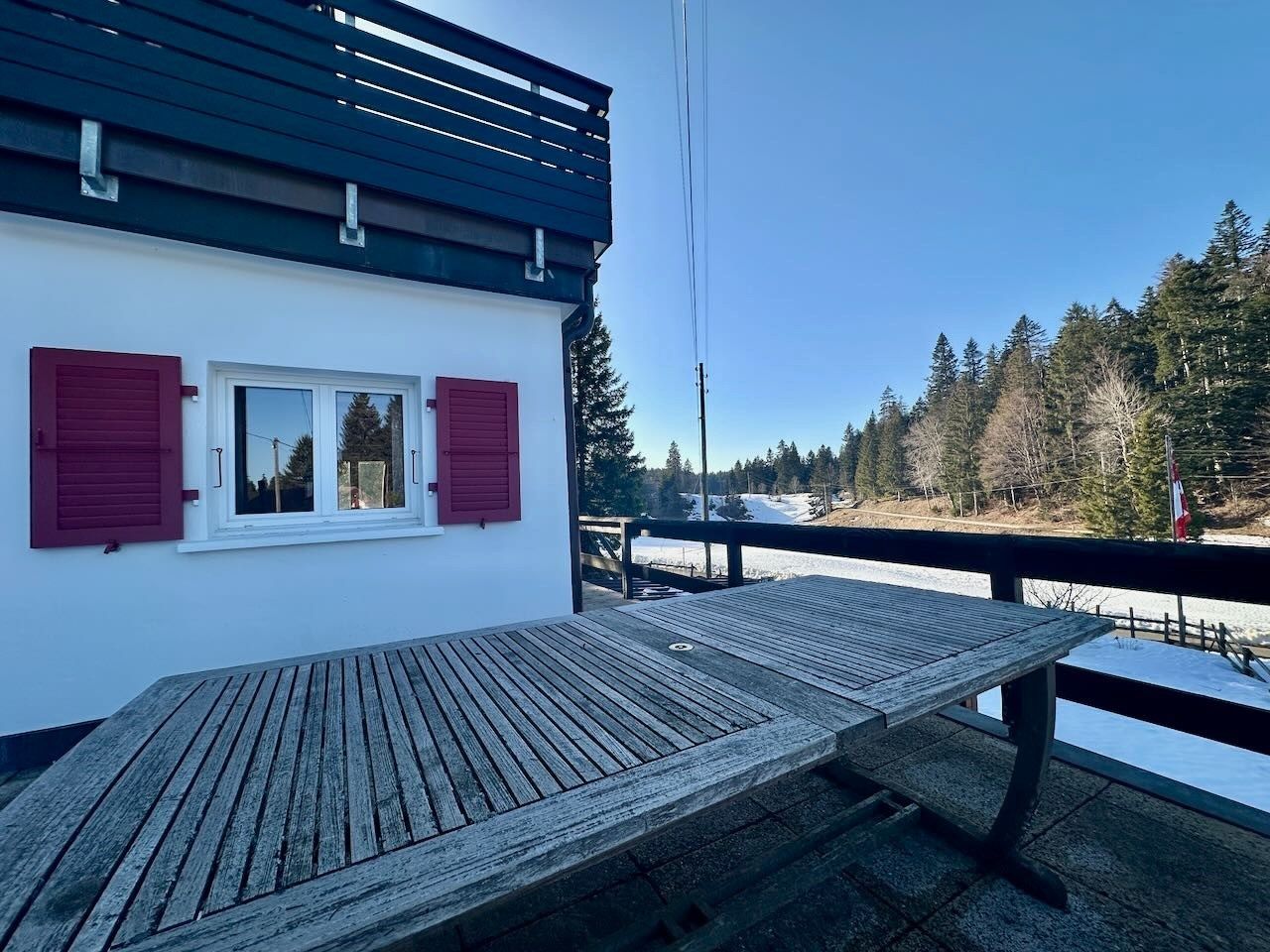 Balkon mit Hausfassade und Winterblick