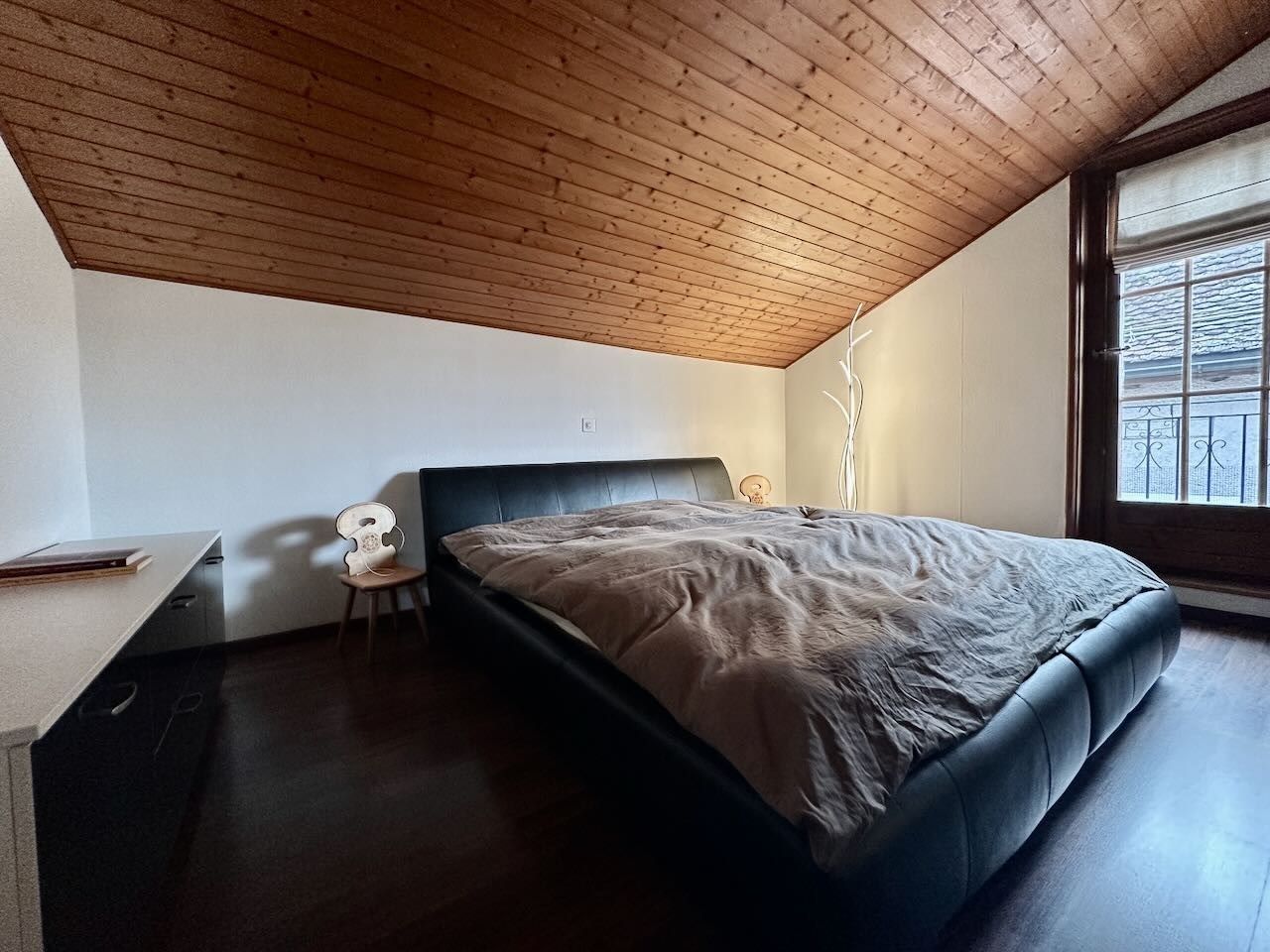 Dachgeschoss-Schlafzimmer mit Holzdecke