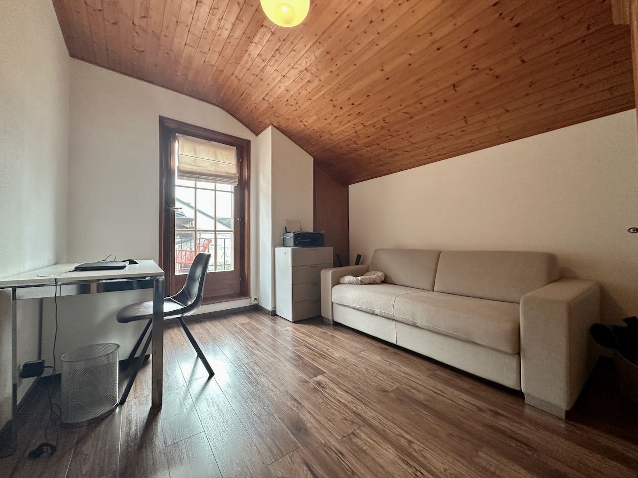 Dachzimmer mit Arbeitsplatz und Sofa