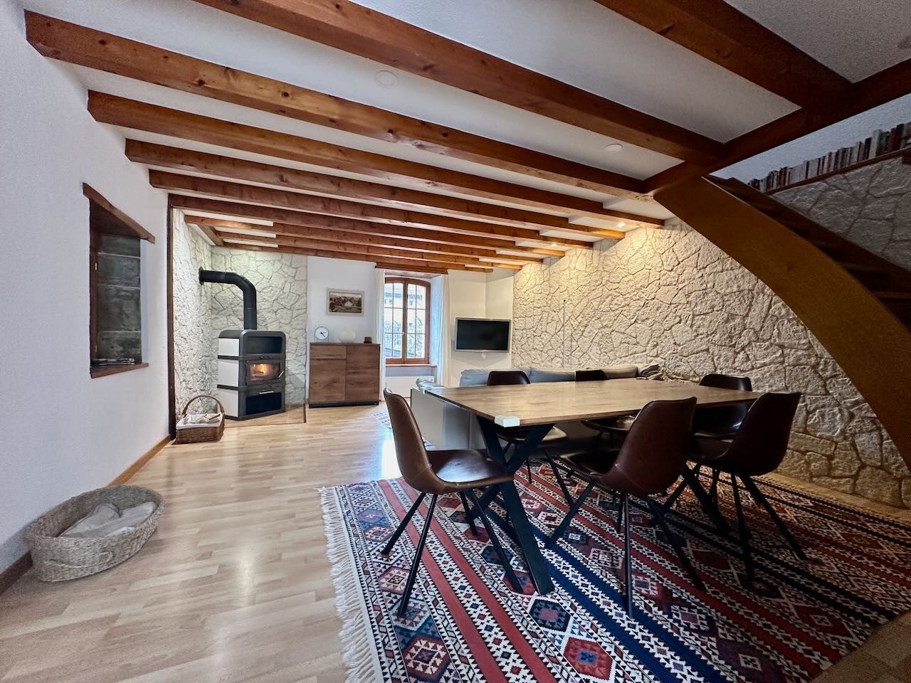 Gemütliches Esszimmer mit Kaminofen