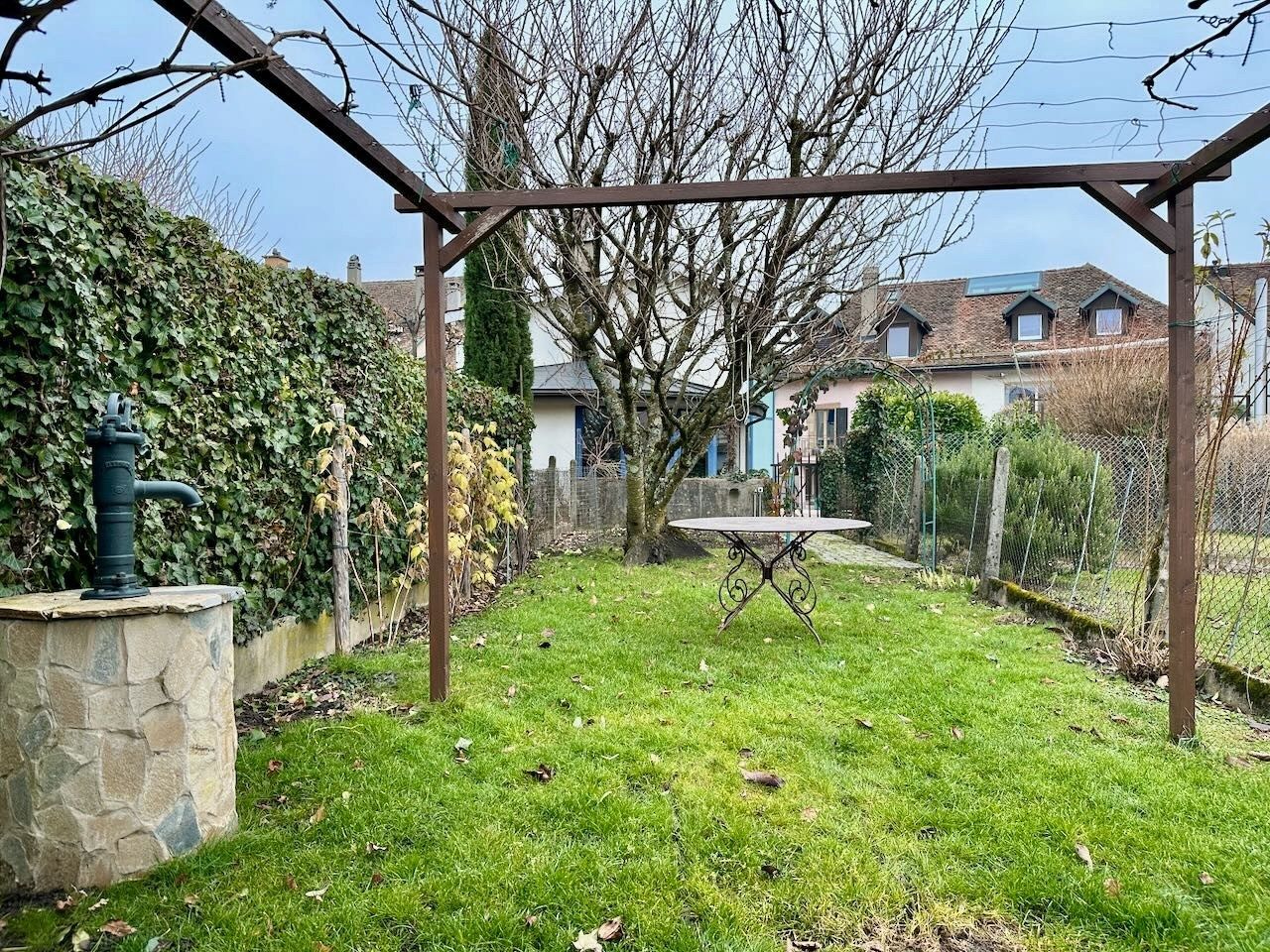 Garten mit Pergola und Tisch