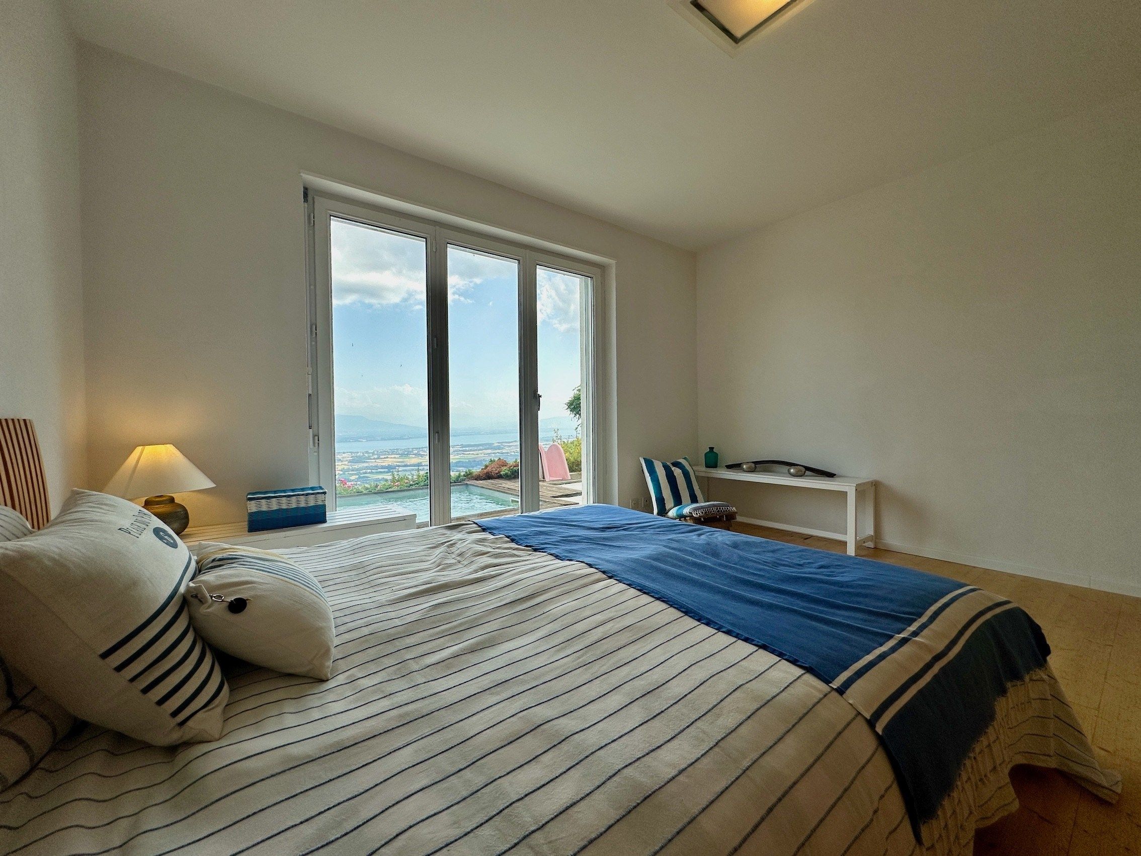 Helles Schlafzimmer mit Meerblick