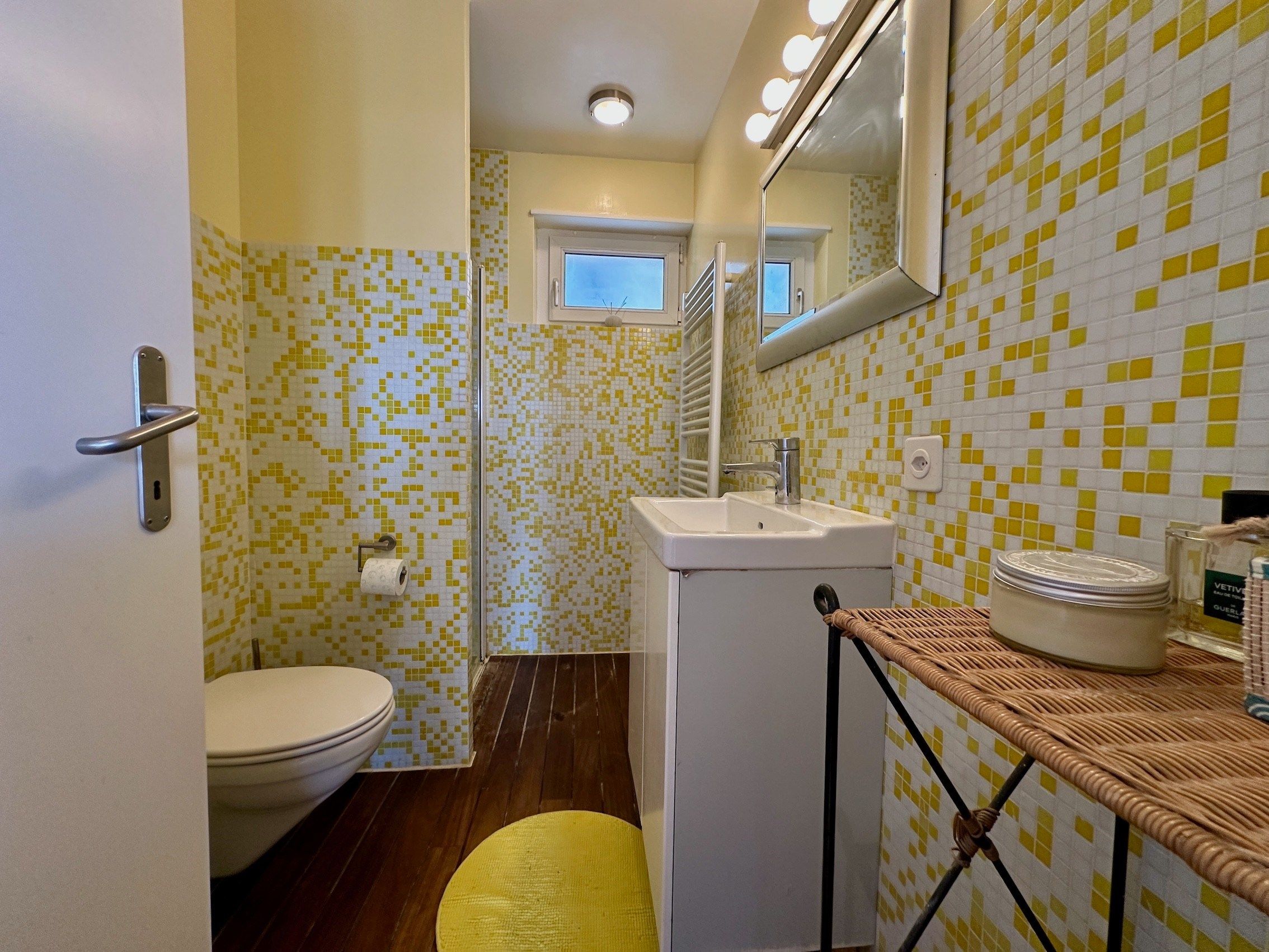 Kleines Badezimmer mit gelb-weißem Mosaik