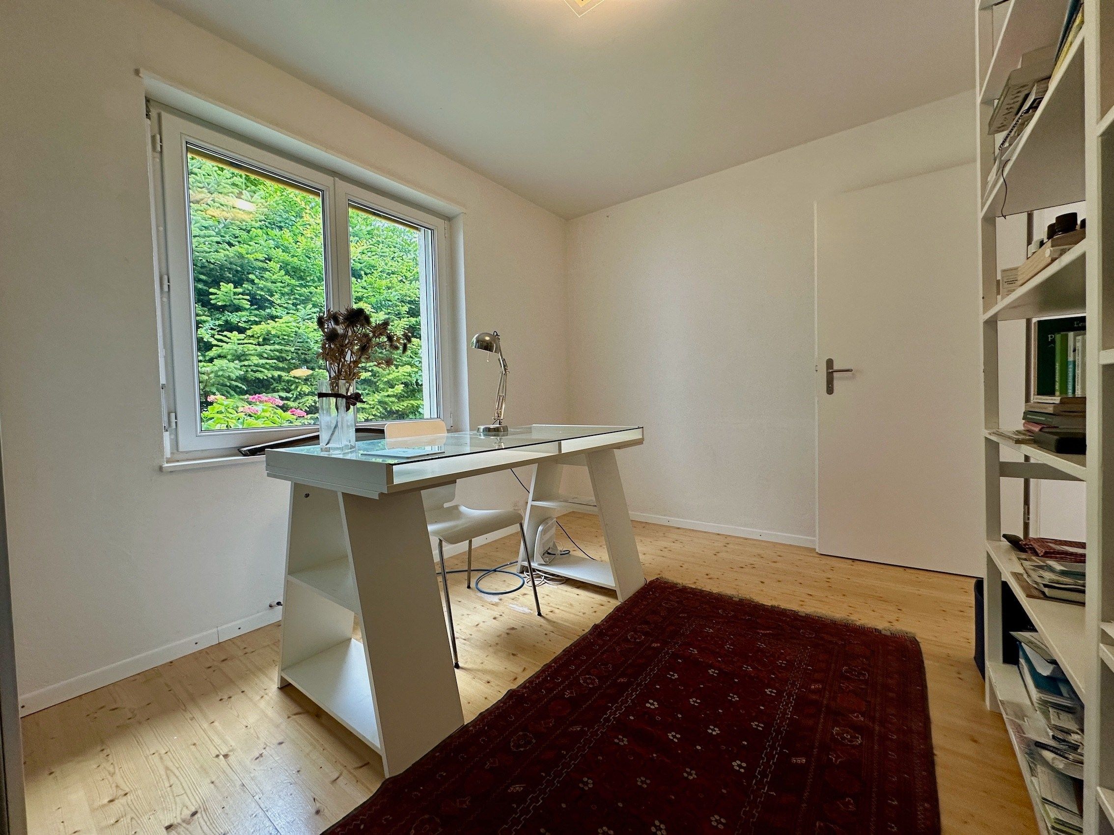 Helles Arbeitszimmer mit Holzboden