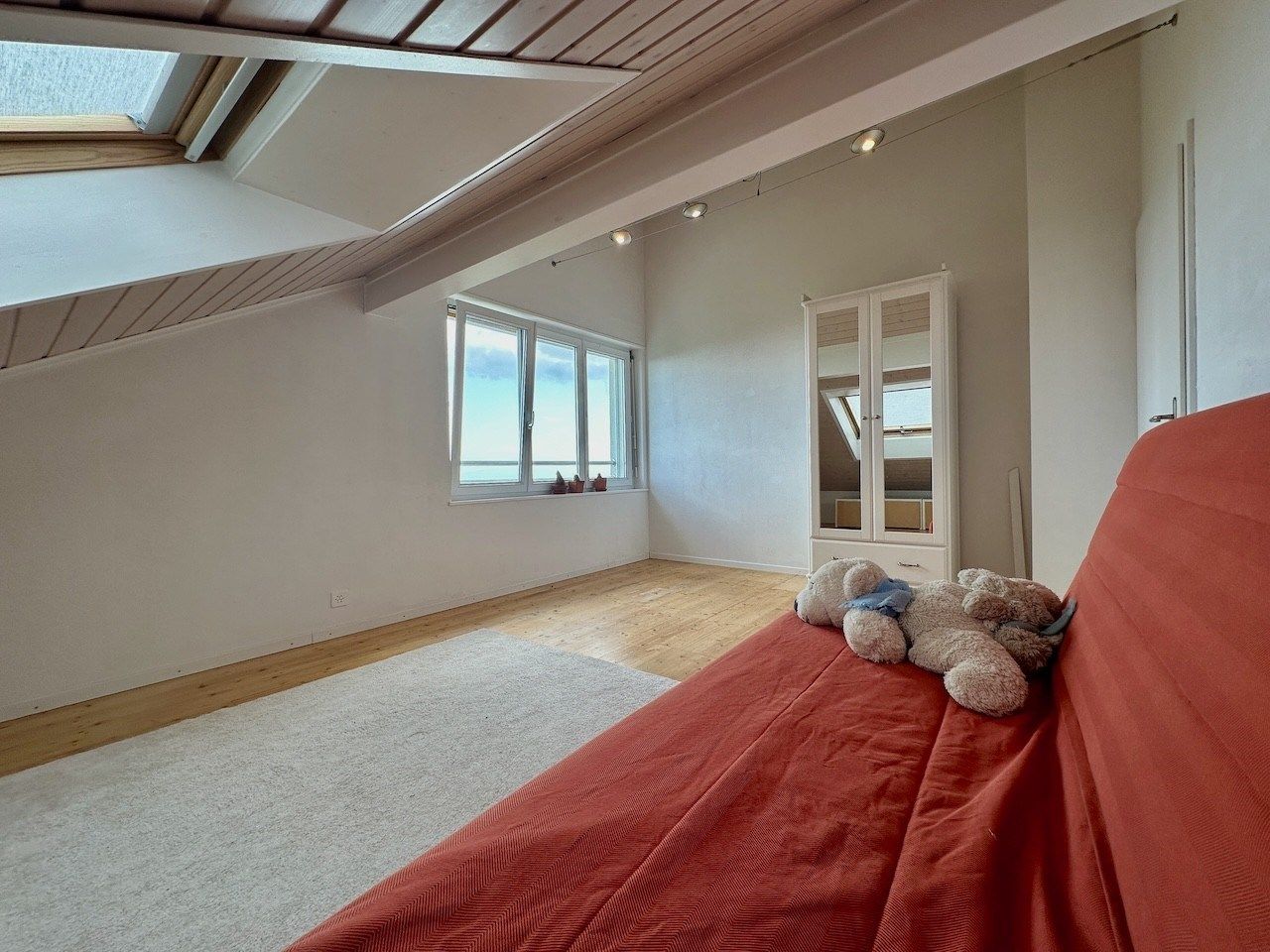 Dachgeschoss-Schlafzimmer mit Meerblick