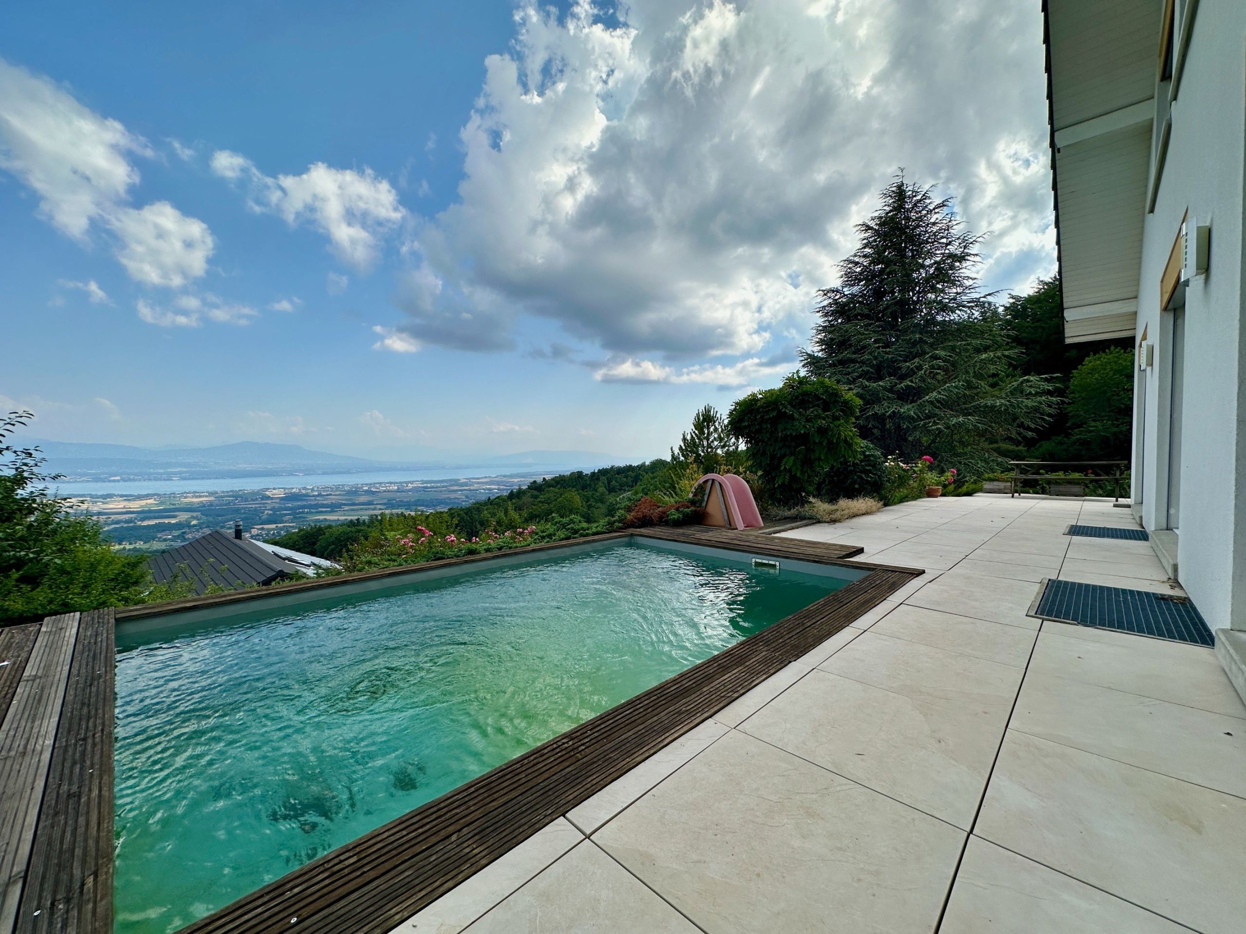 Außenbereich mit Pool und Panoramablick