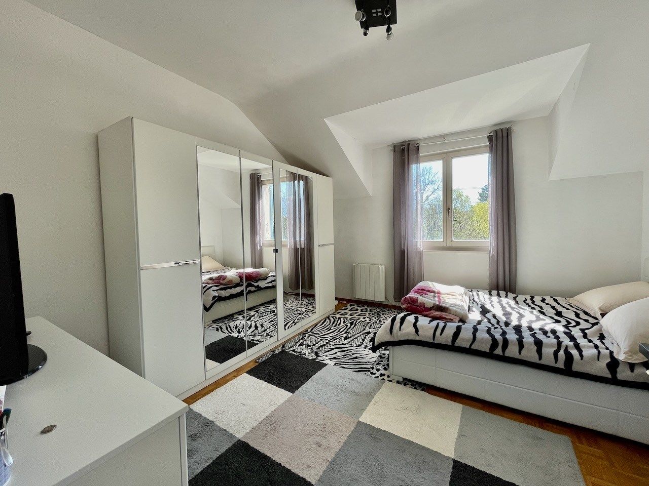 Helles Schlafzimmer im Dachgeschoss