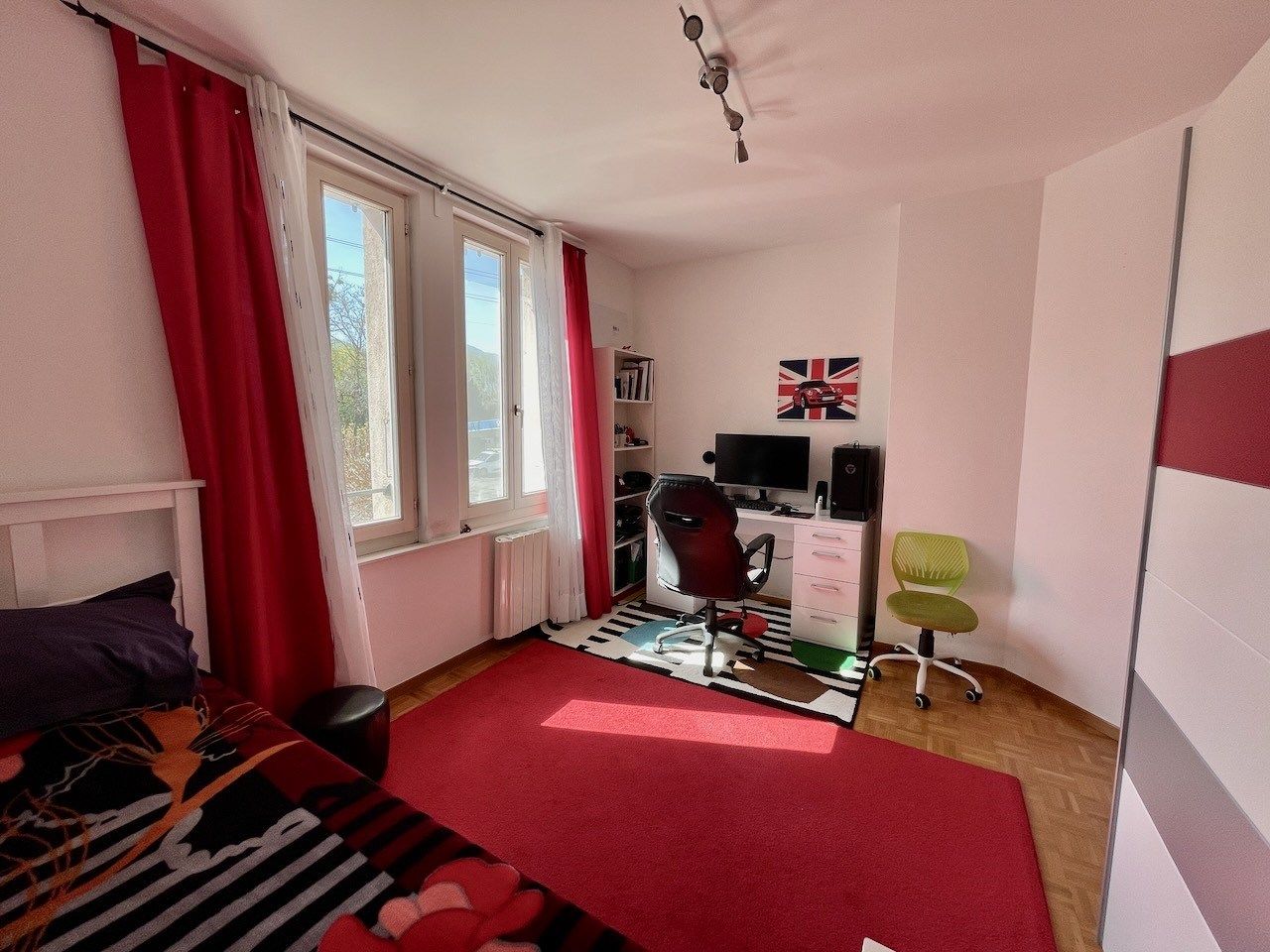 Rotes Schlafzimmer mit Arbeitsbereich