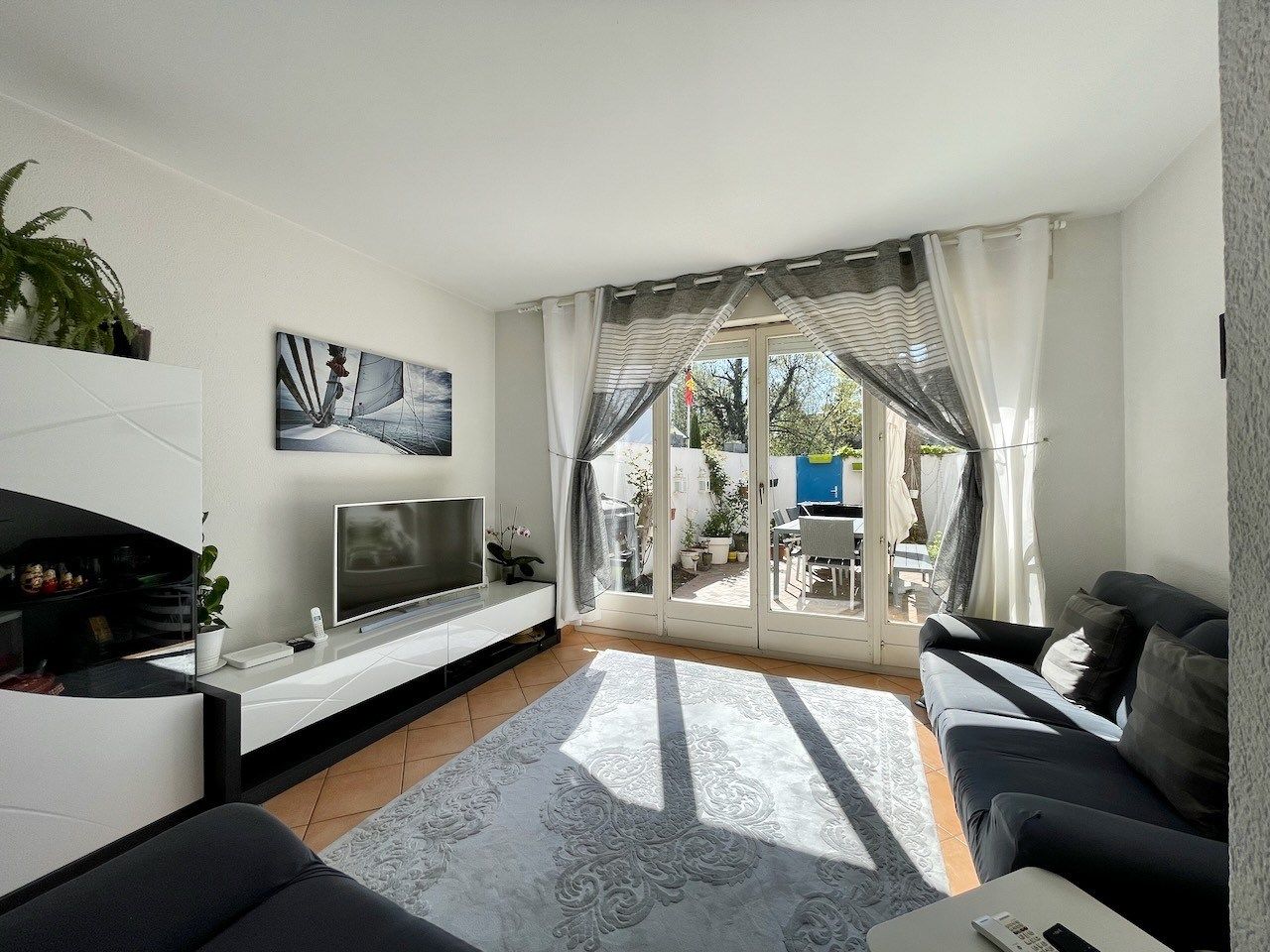 Helles Wohnzimmer mit Terrassenzugang
