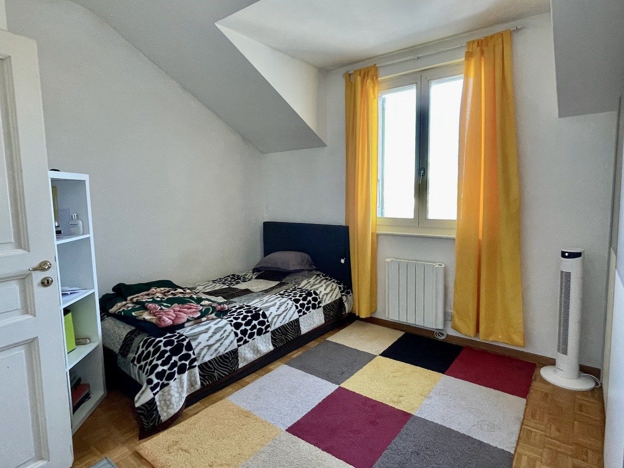 Kleines Schlafzimmer mit Dachschräge