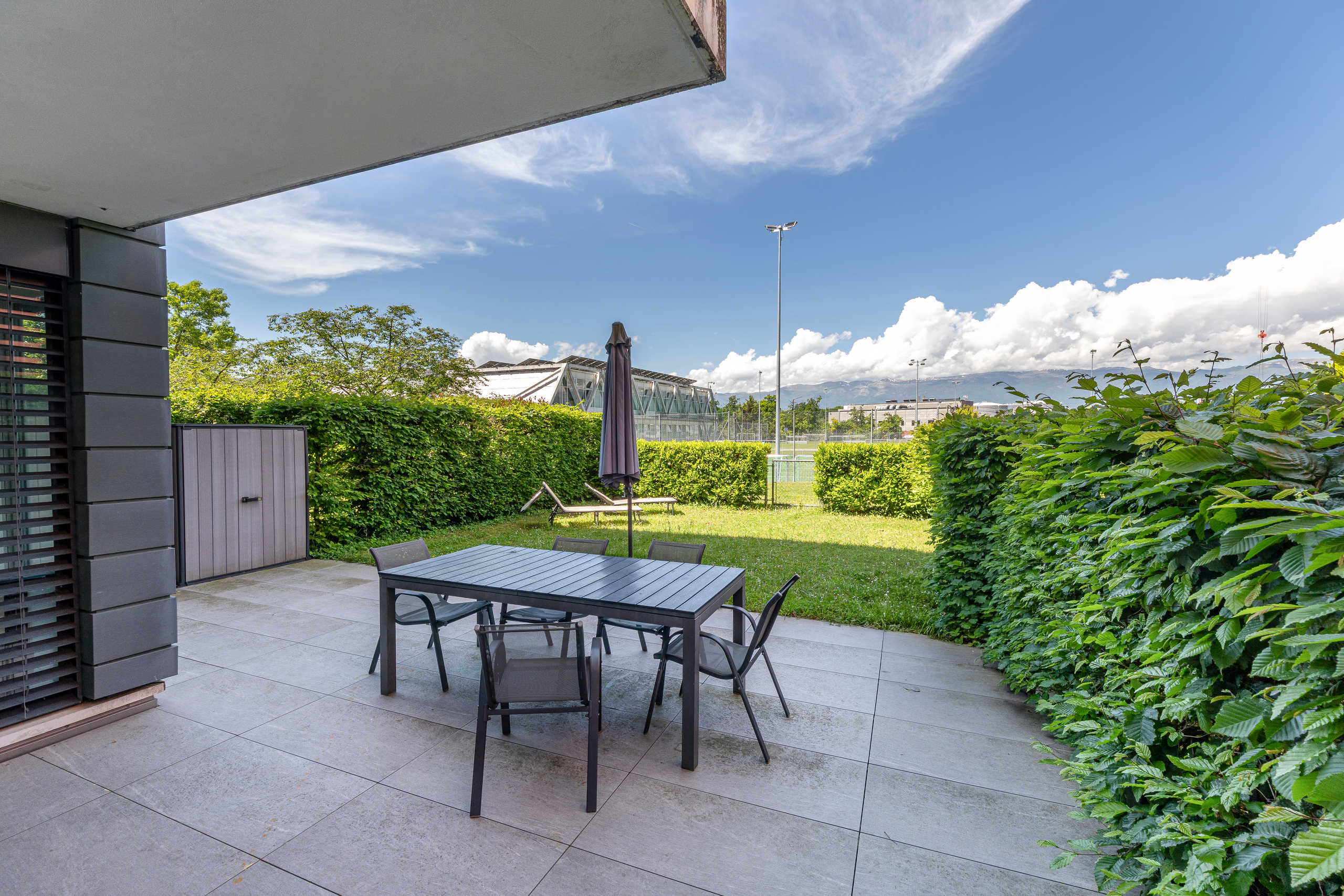 Überdachte Terrasse mit Gartenblick