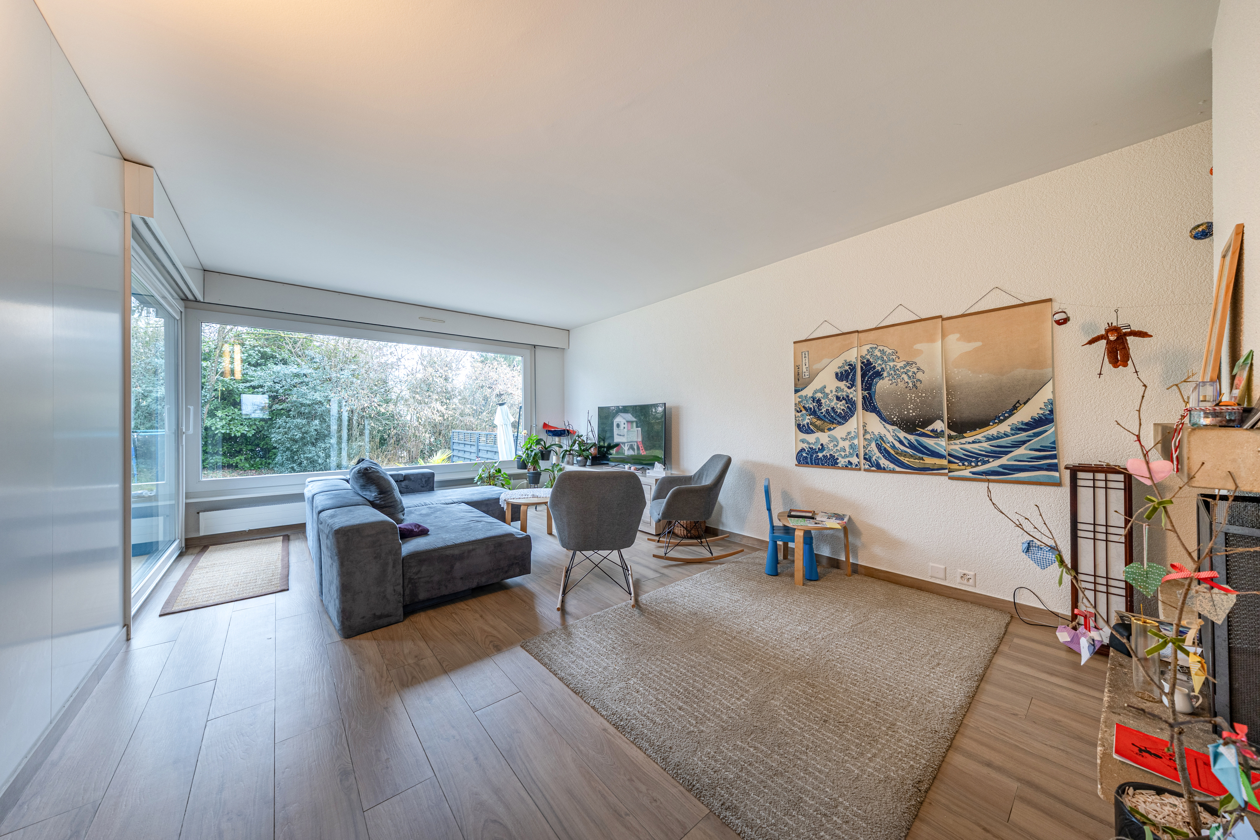 Helles Wohnzimmer mit großem Fenster