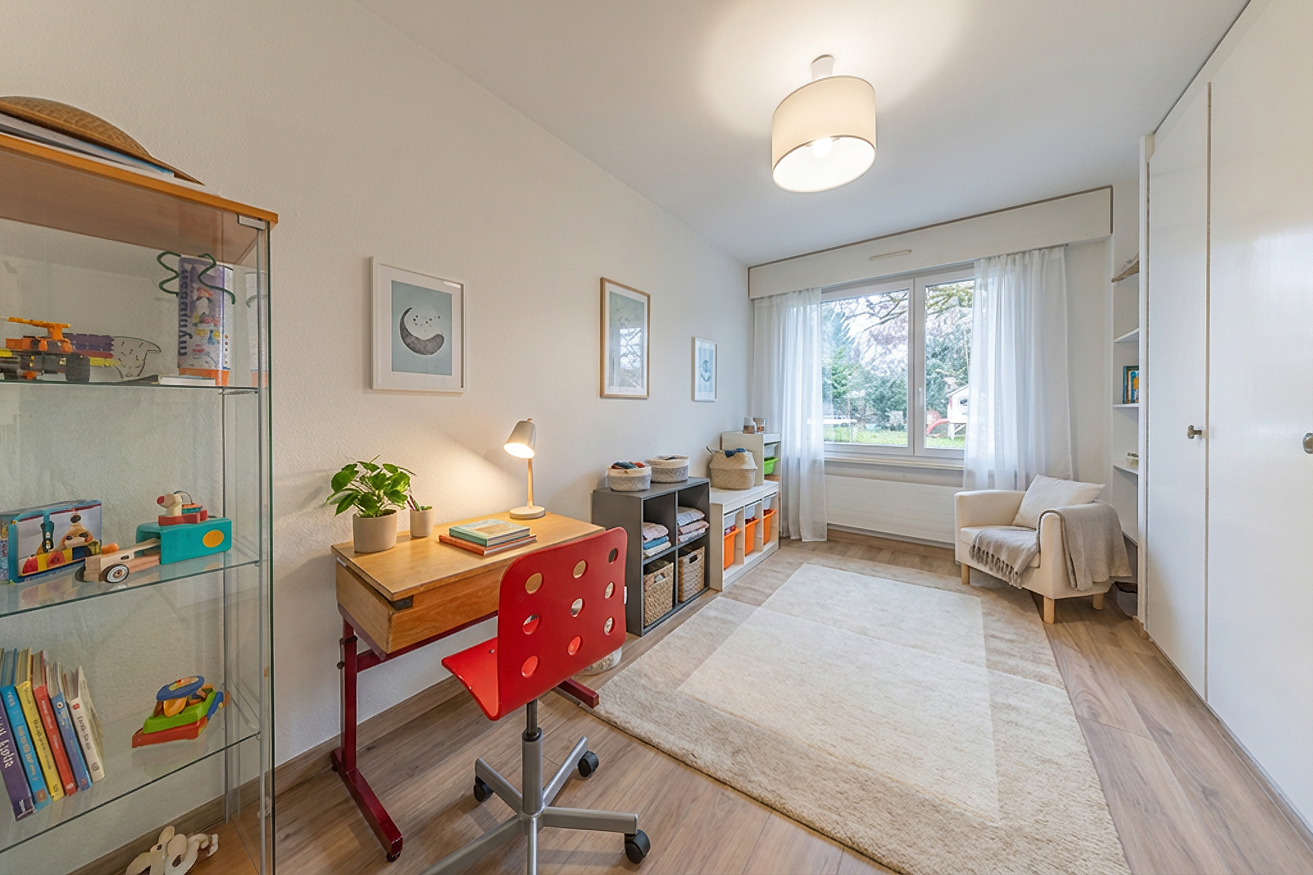 Helles Kinder- bzw. Arbeitszimmer mit Fensterfront