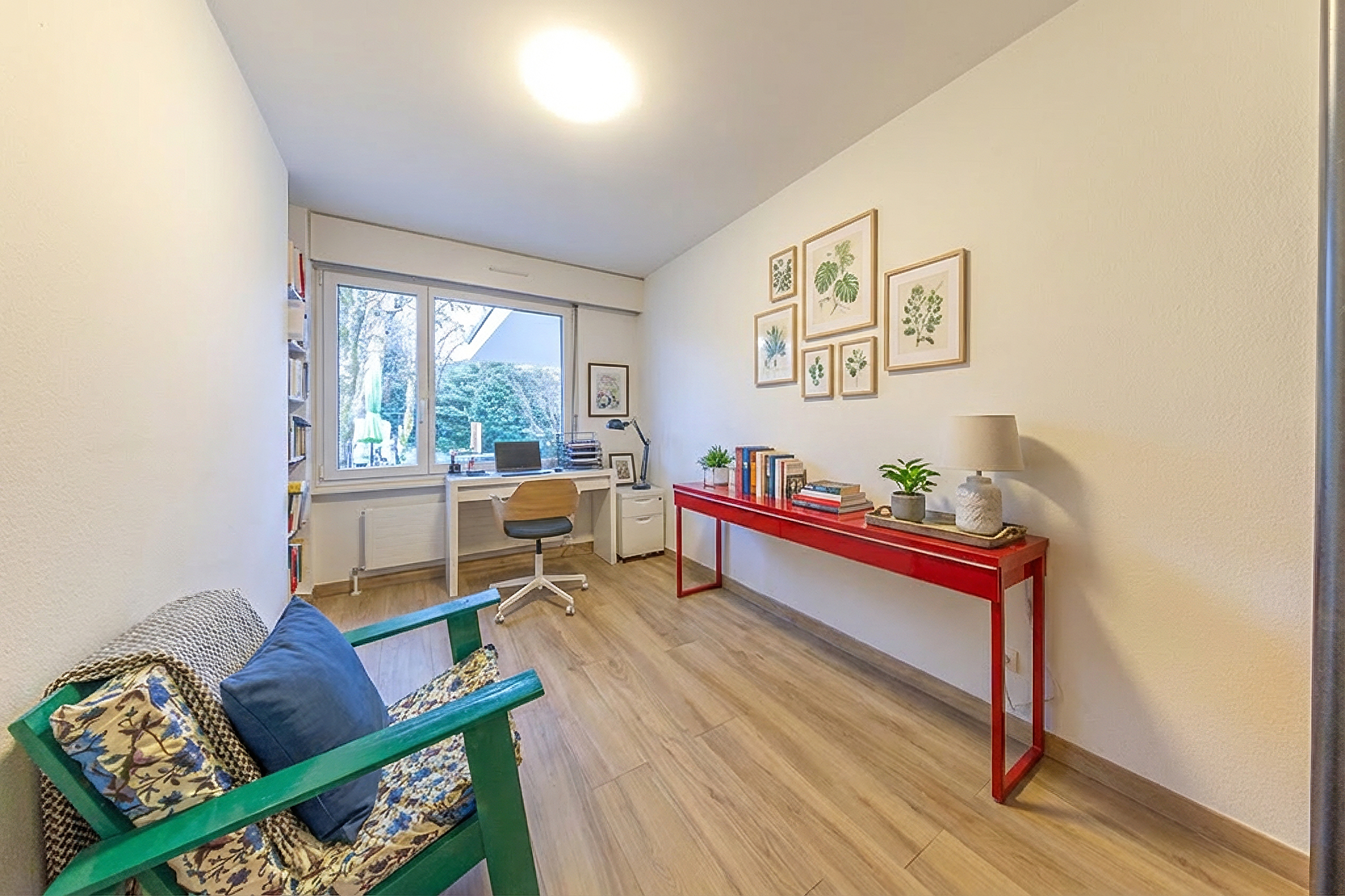 Arbeitszimmer mit Fenster und Schreibtisch