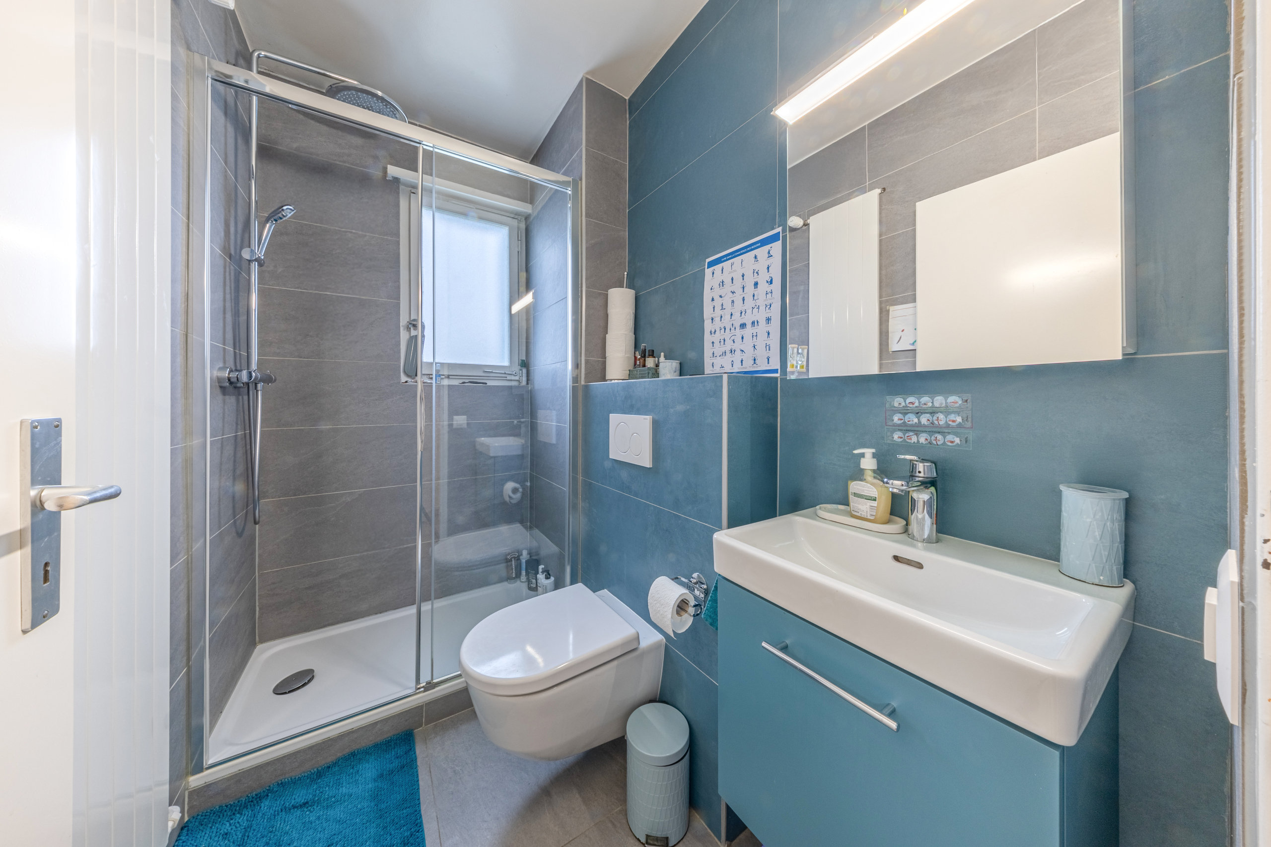 Modernes Badezimmer mit Dusche und Waschtisch