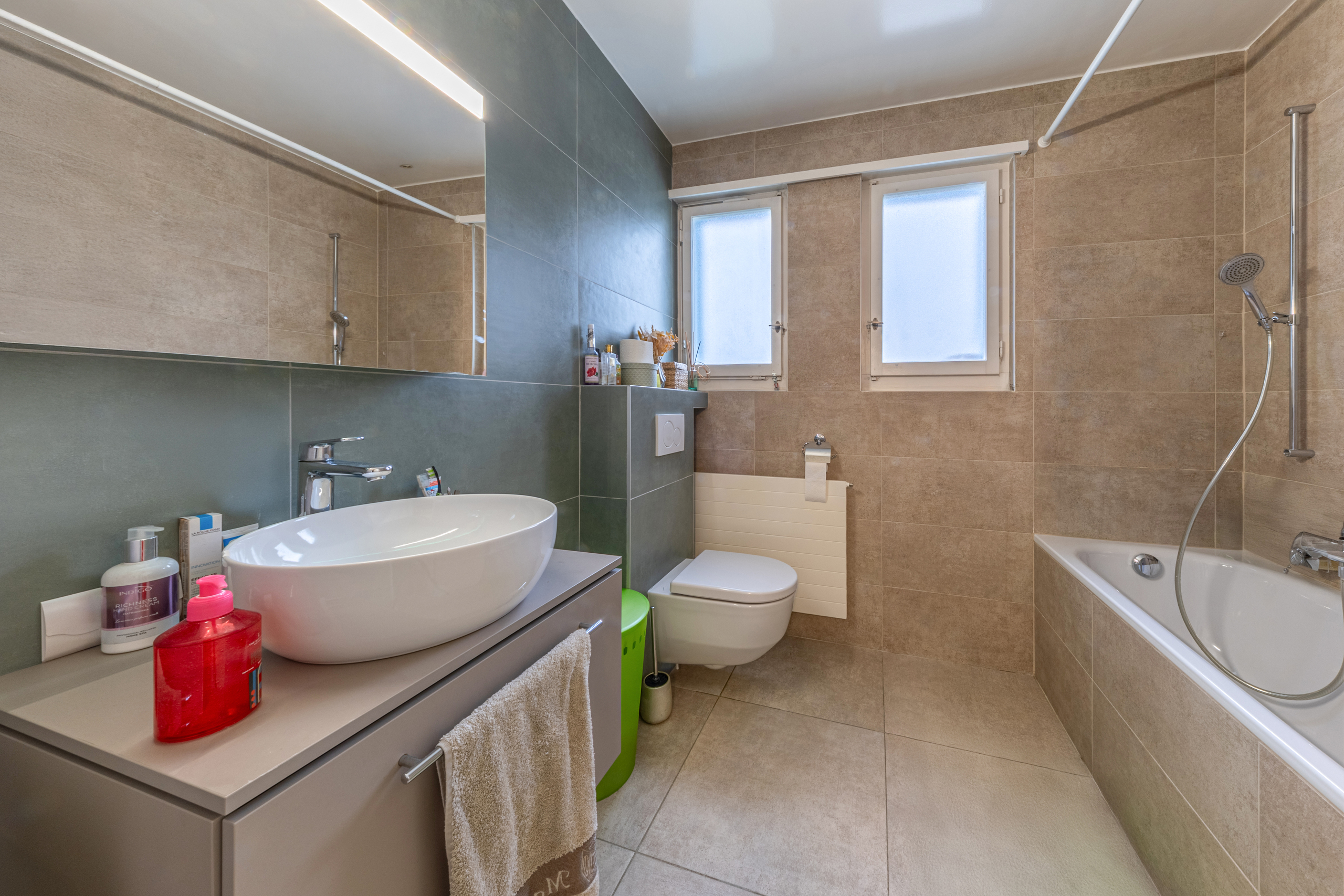 Modernes Badezimmer mit Badewanne und Waschtisch