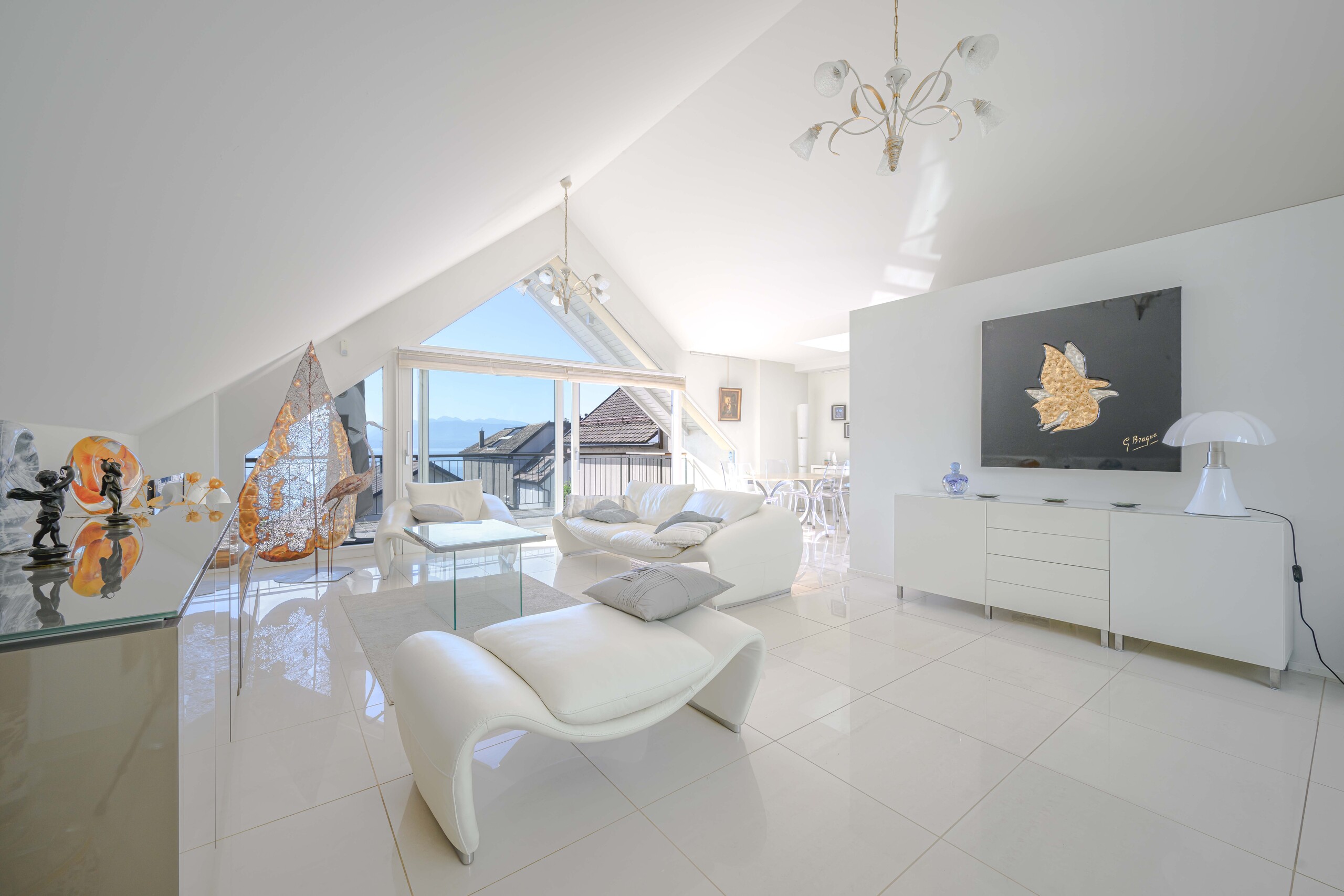 Helles, modernes Wohnloft mit Aussicht