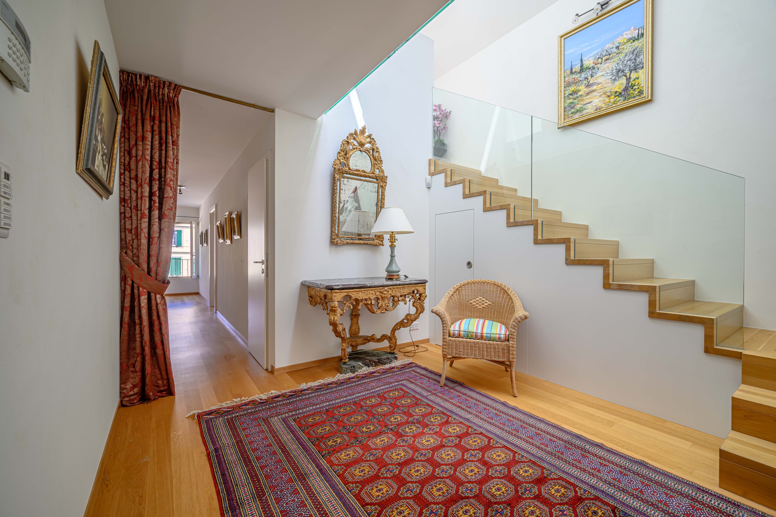 Eleganter Flur mit Treppe und klassischer Dekoration