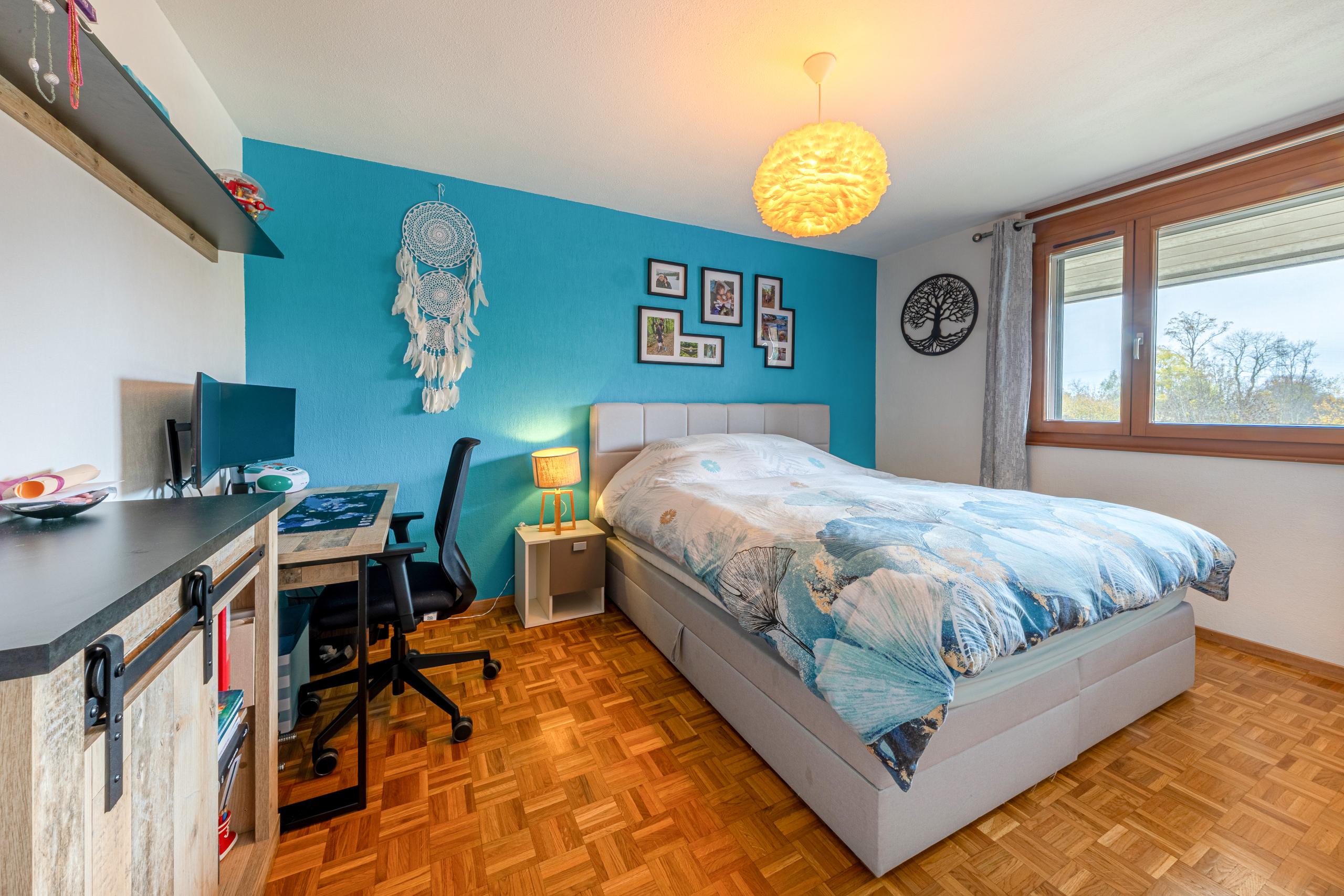 Gemütliches Schlafzimmer mit Arbeitsplatz