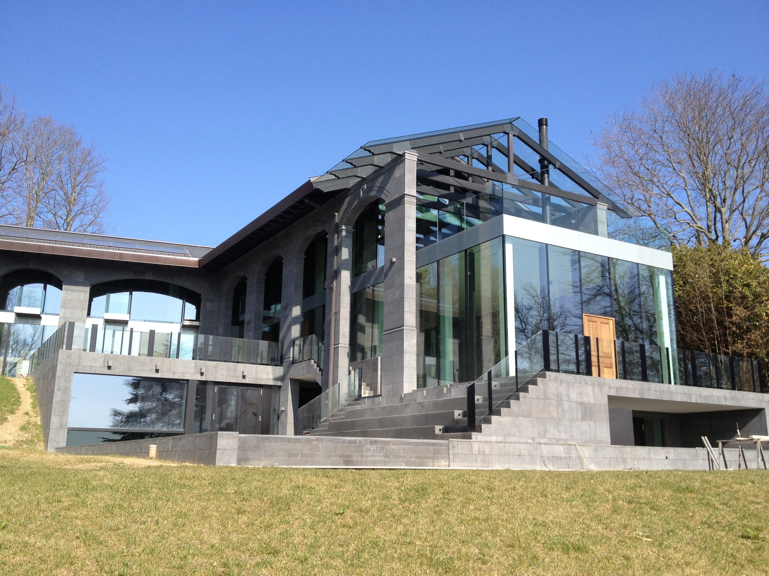 Moderne Glasvilla mit großzügiger Terrasse