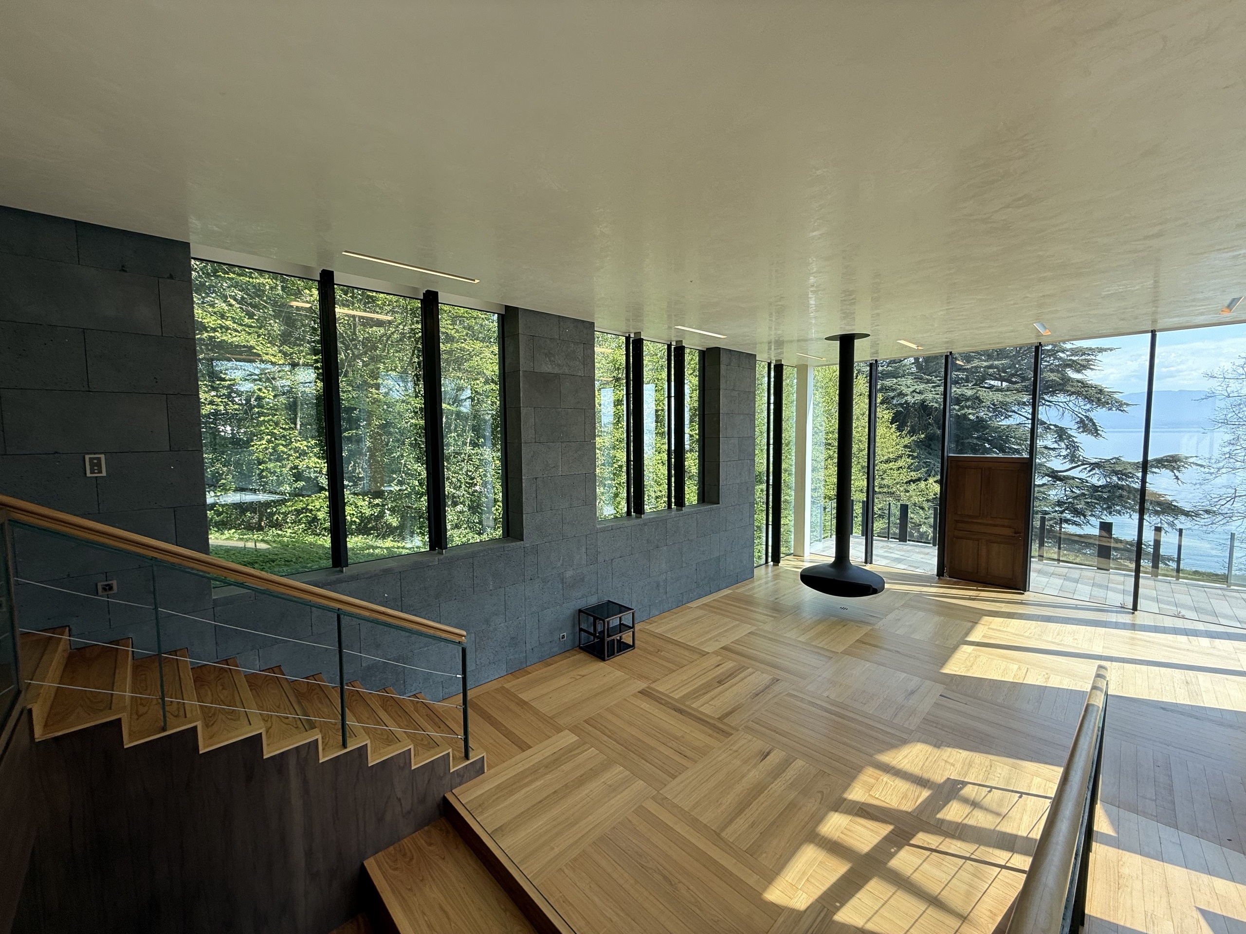 Moderne Treppe mit Seeblick