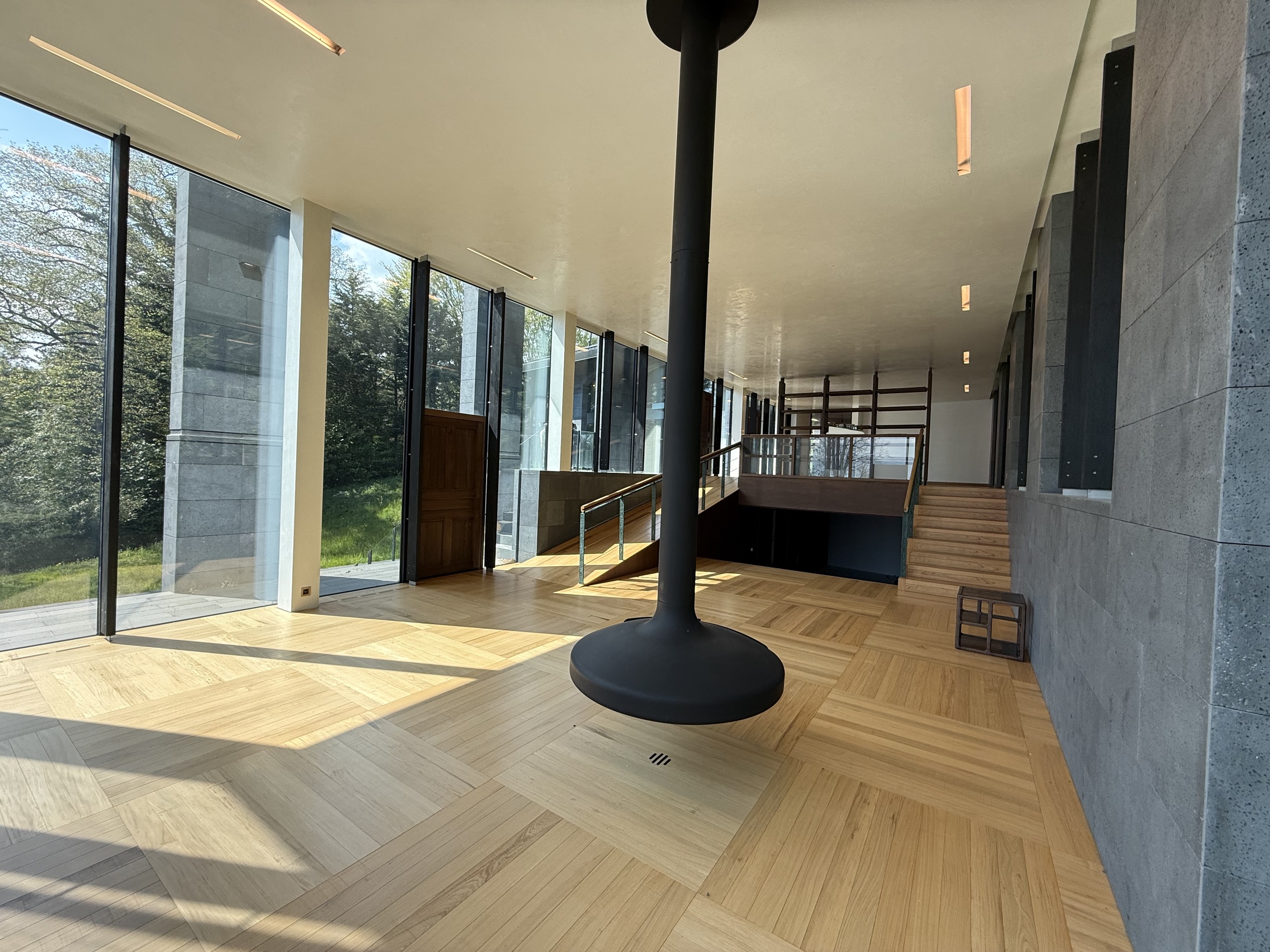 Moderne Galerie mit großflächigen Fensterfronten