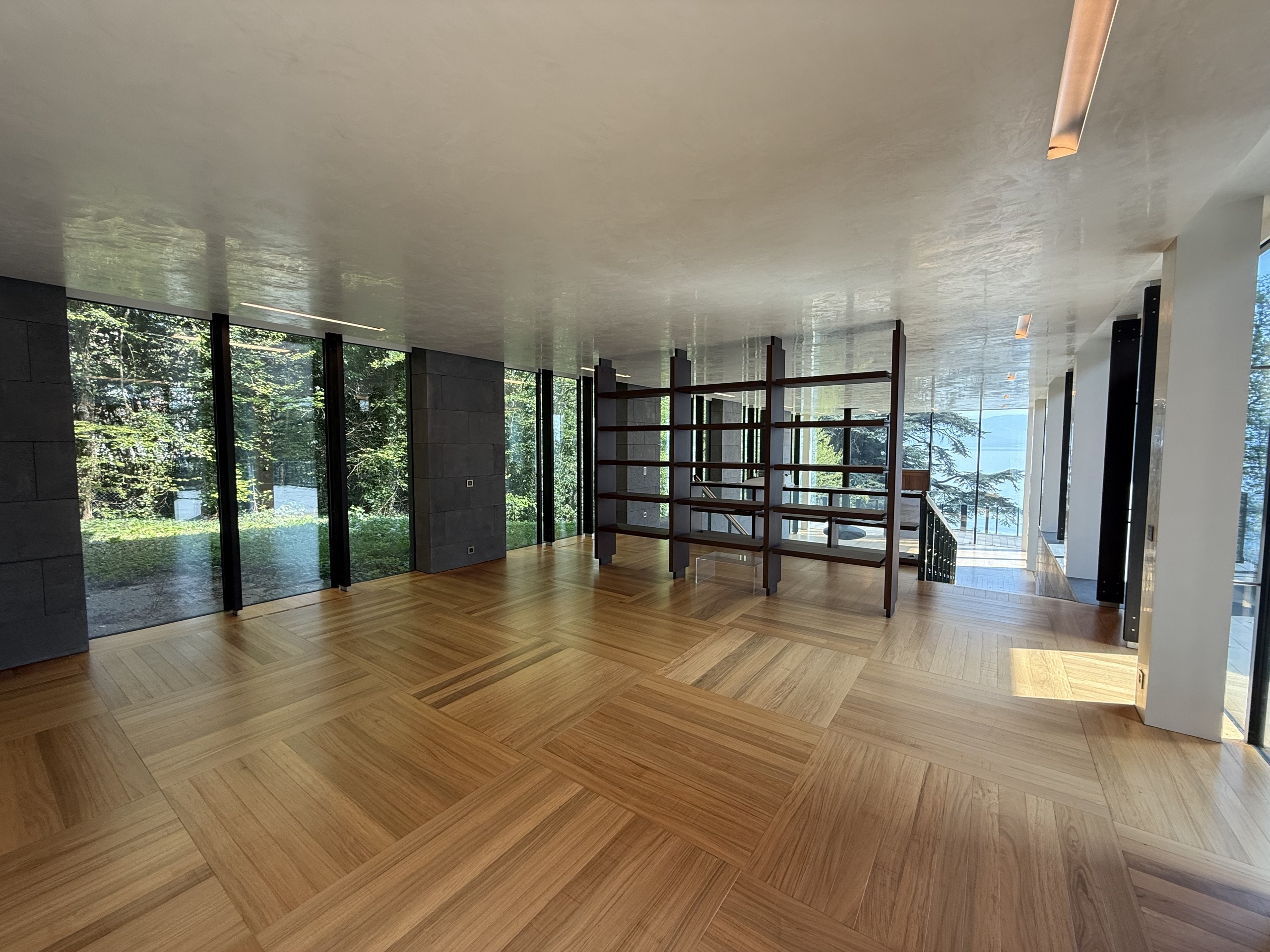 Großer lichtdurchfluteter Wohnraum mit Panoramafenstern