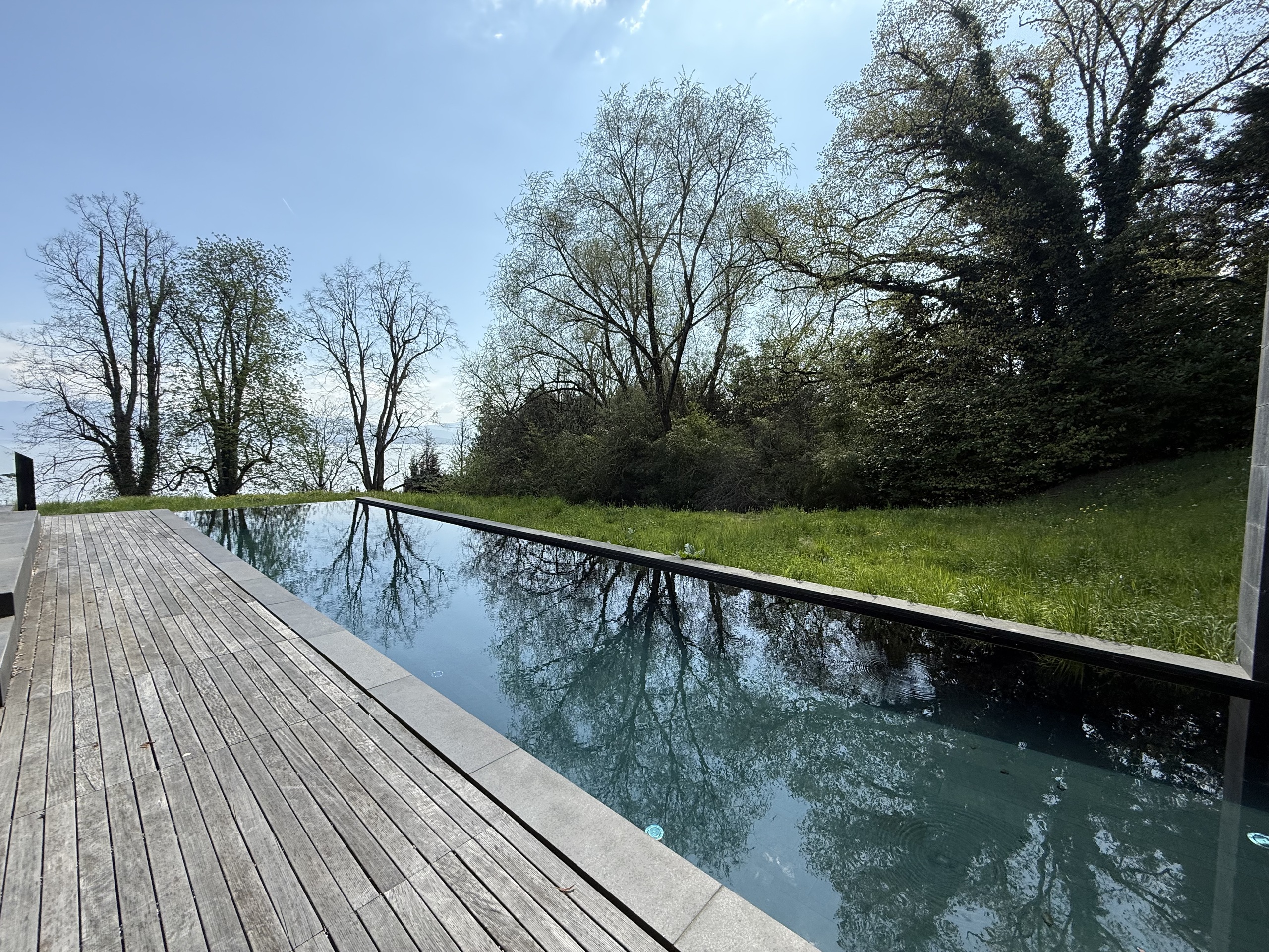 Außenbereich mit Pool und Garten